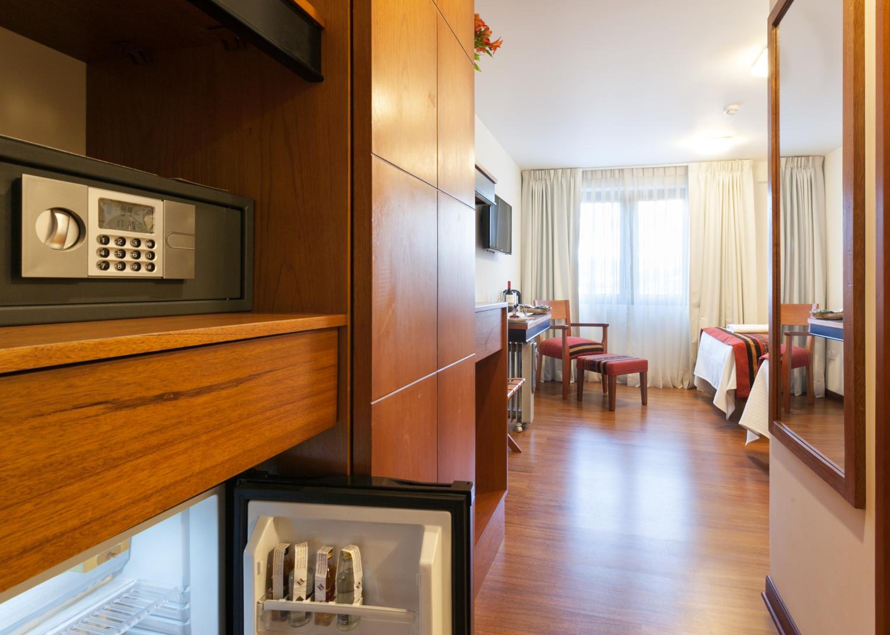 Family Room (2 Adults + 2 Children) - Photo 4