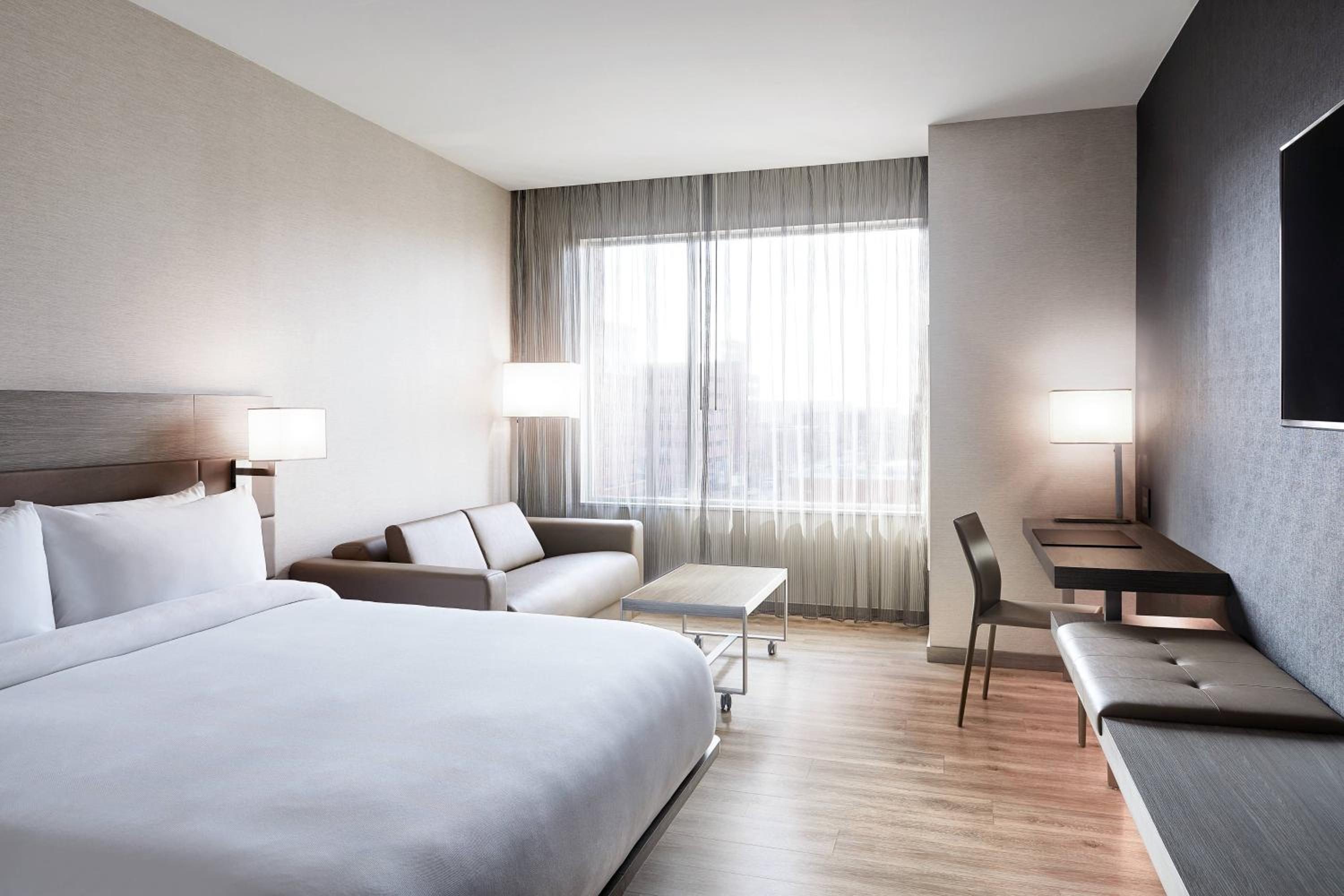 King Room with Bathtub - Mobility Access/Hearing Accessible photo 1