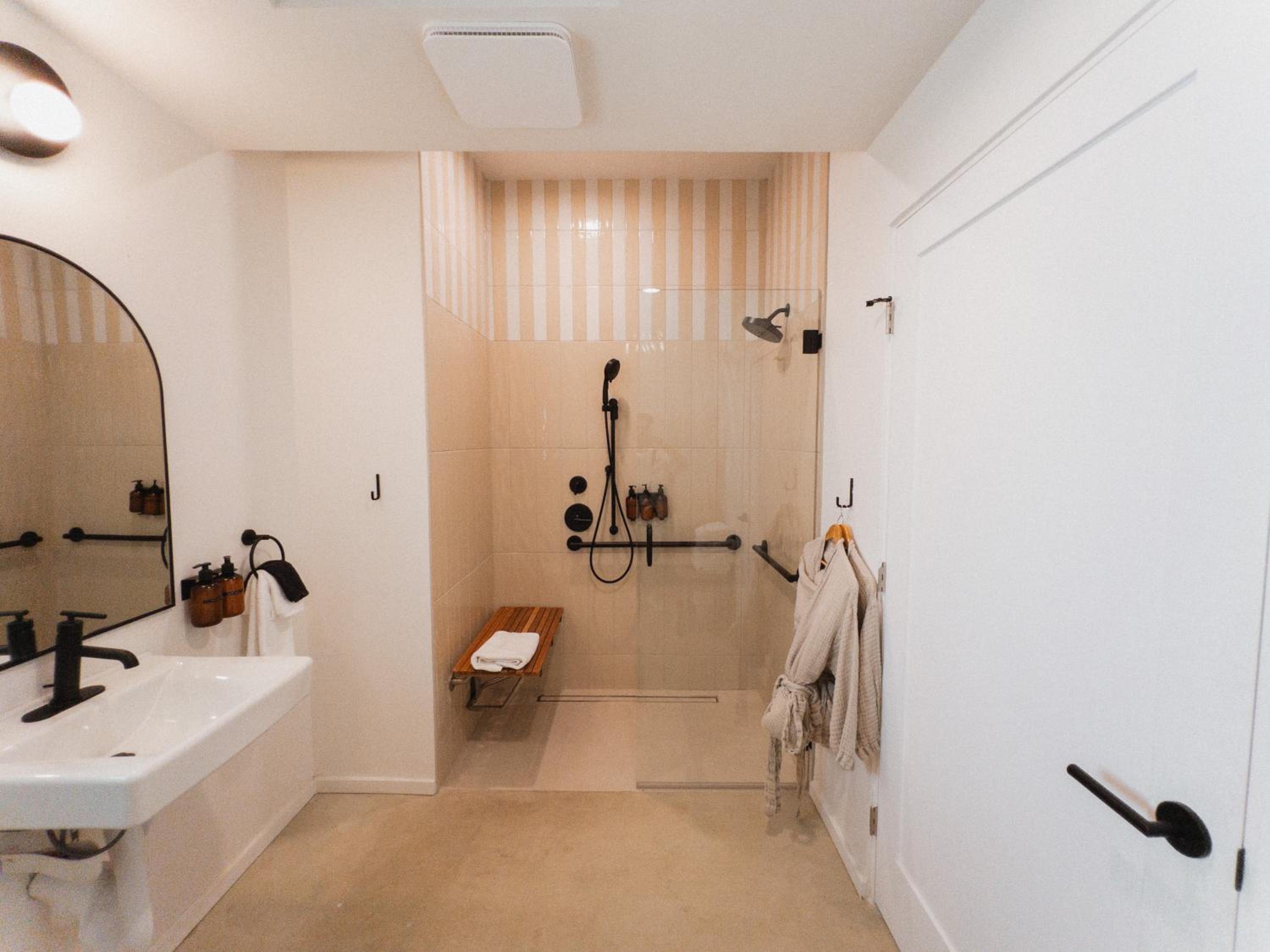 Deluxe King Suite photo 2