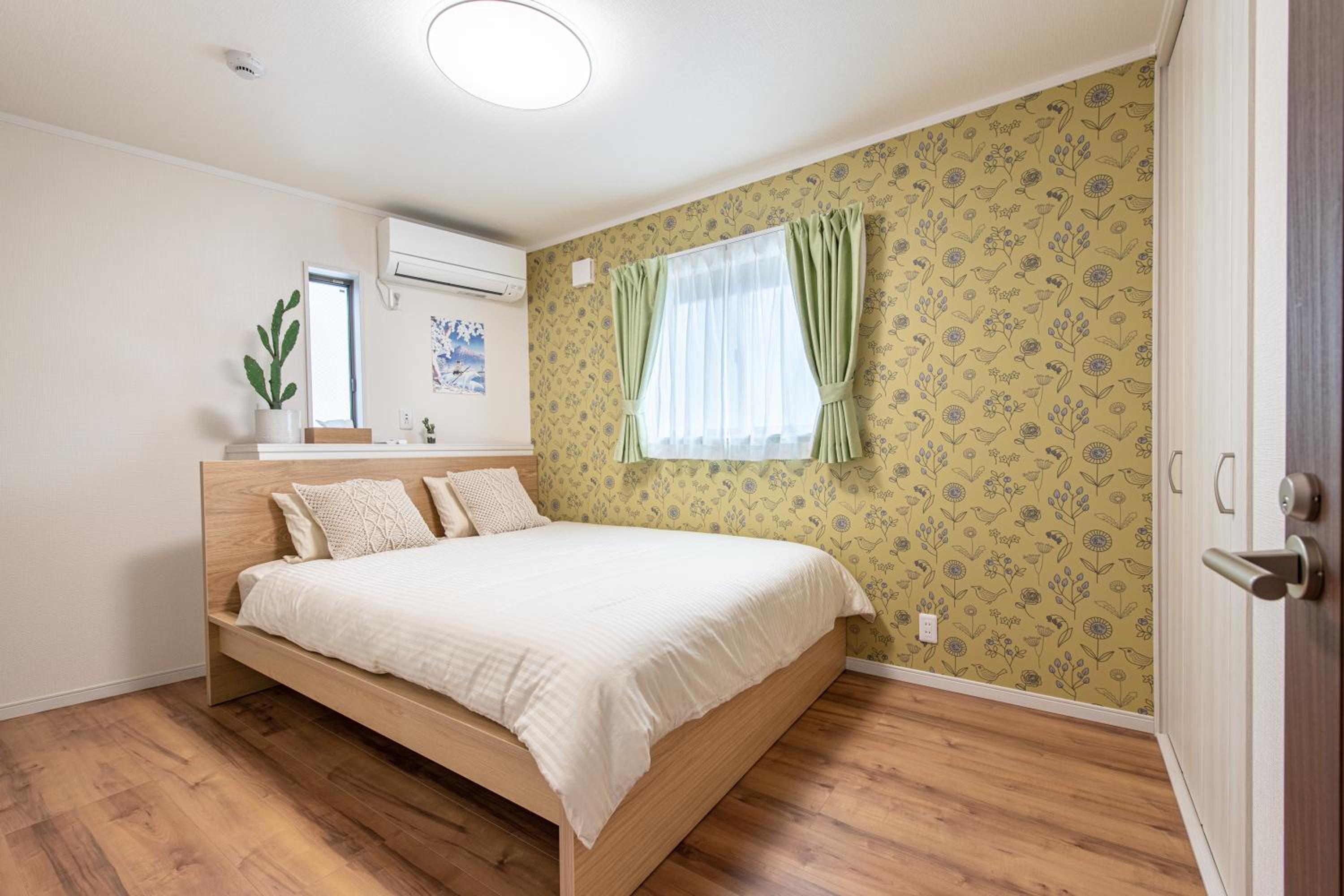 Queen Room with Shared Bathroom photo 1