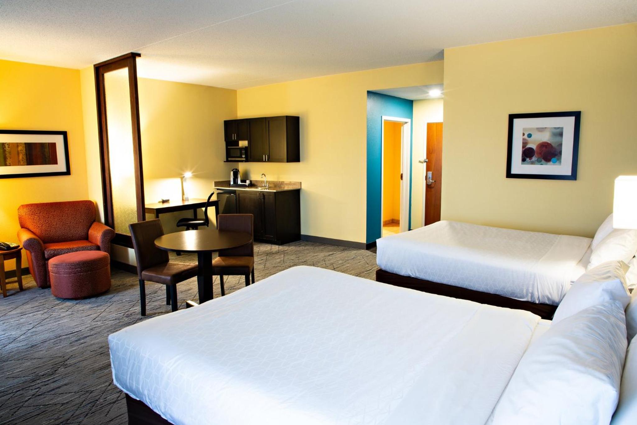 Double Suite with Two Double Beds - Non-Smoking - Photo 2