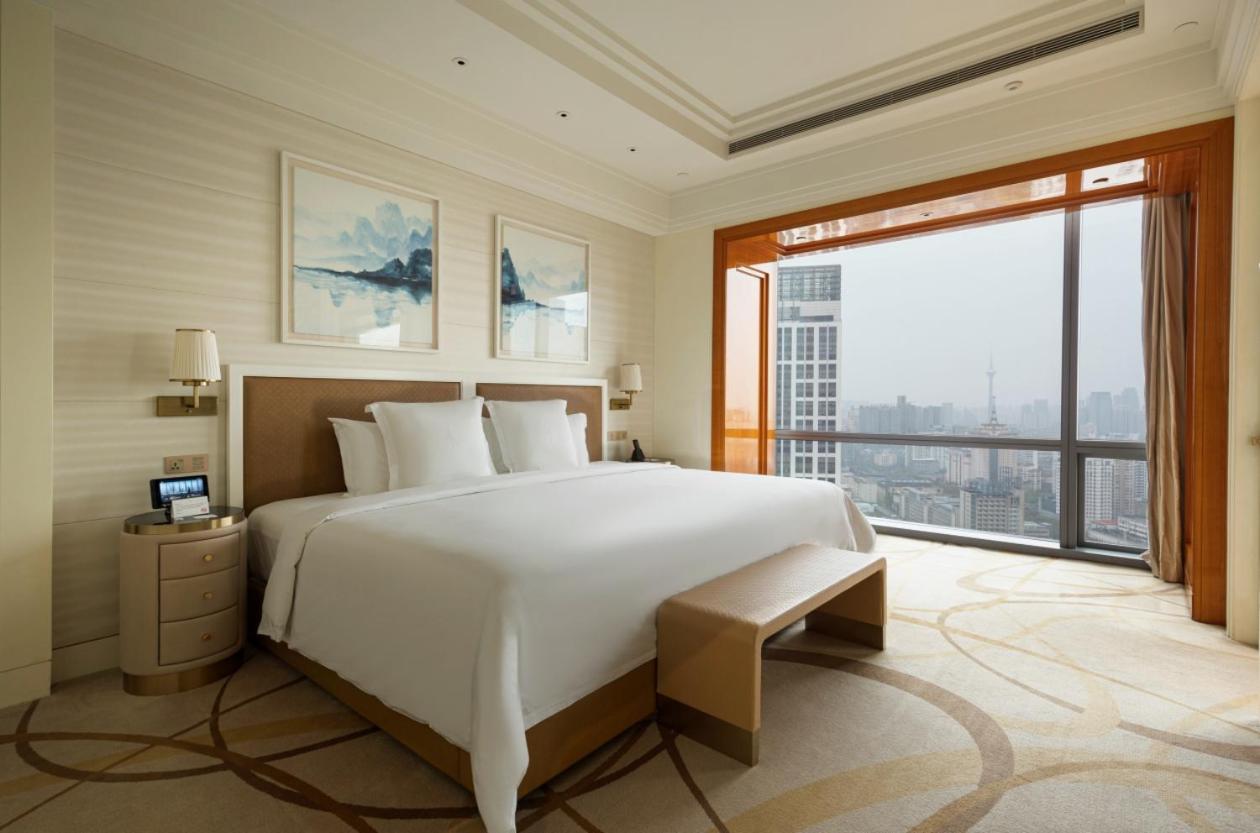 Four Seasons Room Queen
