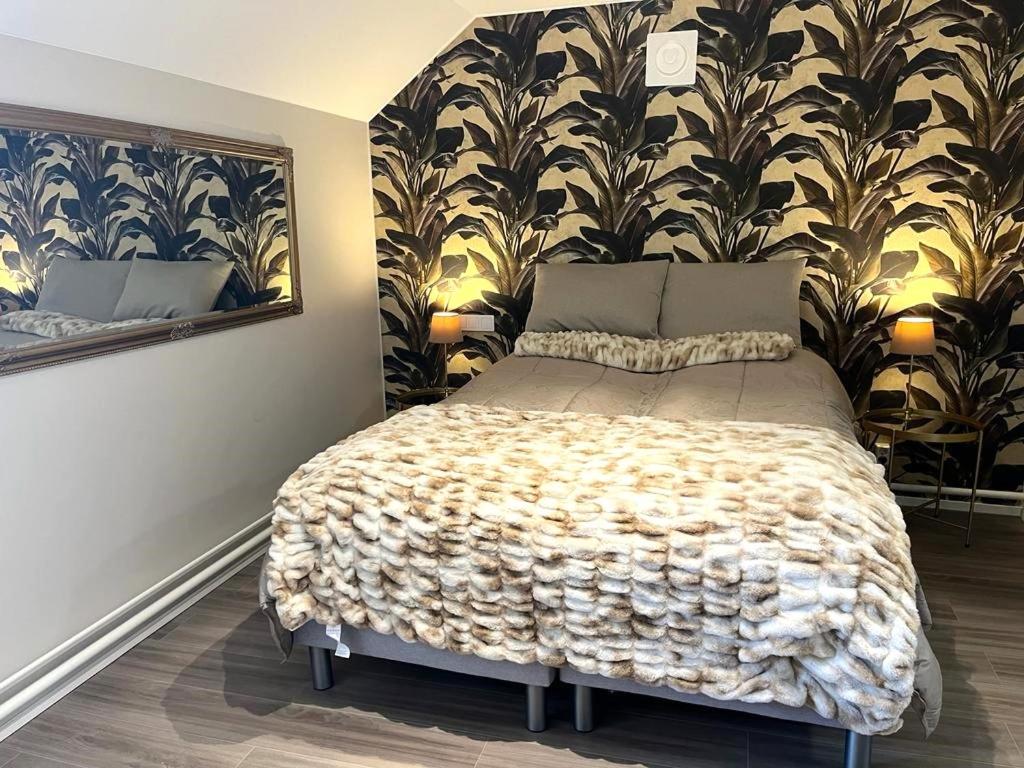 Family Room with Private Bathroom - Photo 8
