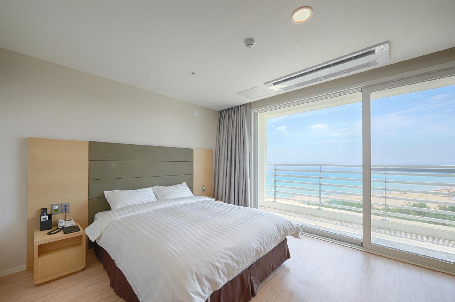 Resort Family (Without Kitchenette, Beach Ocean View) photo 1