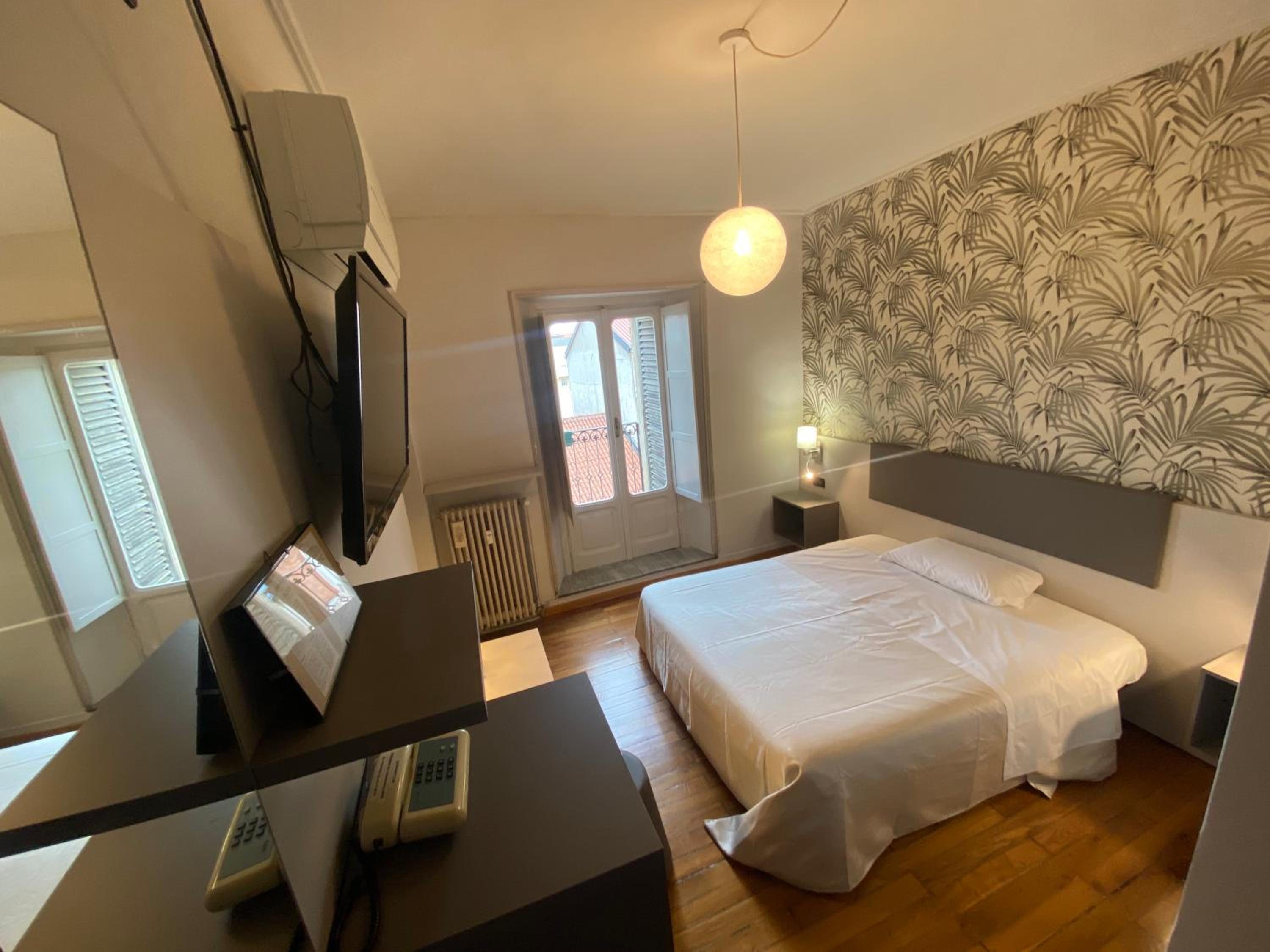 Double or Twin Room with Balcony - Photo 6