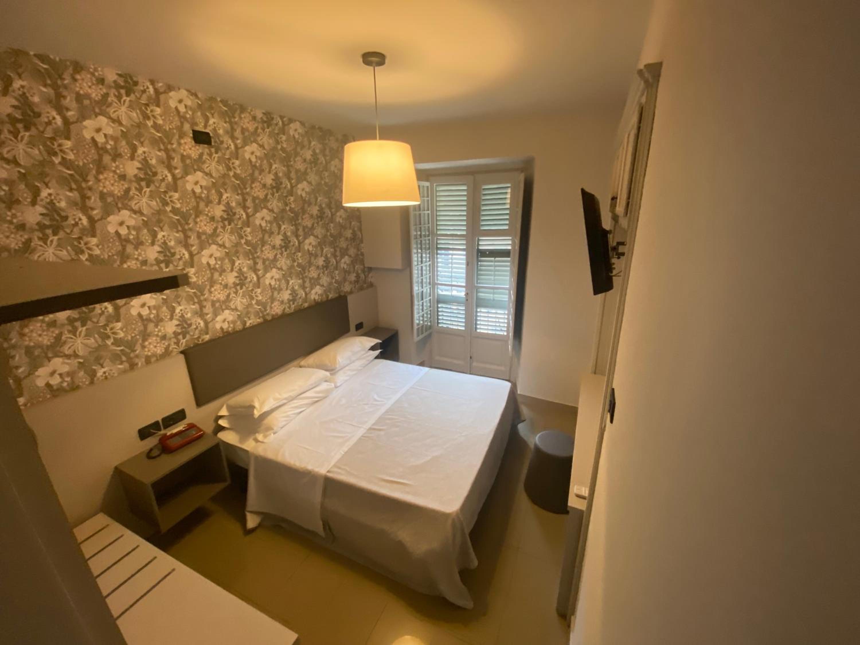 Double or Twin Room with Balcony - Photo 2