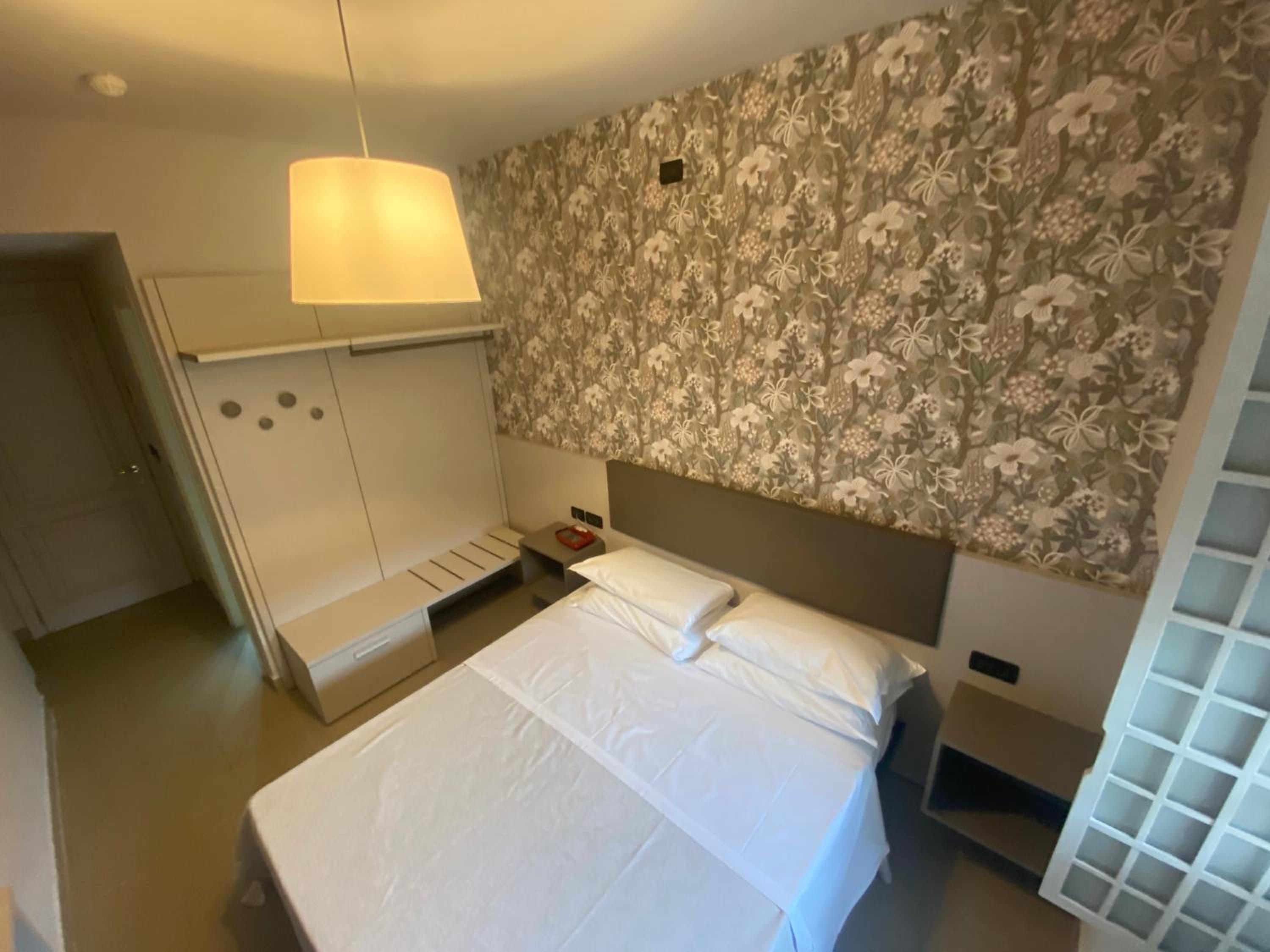 Double or Twin Room with Balcony - Photo 4