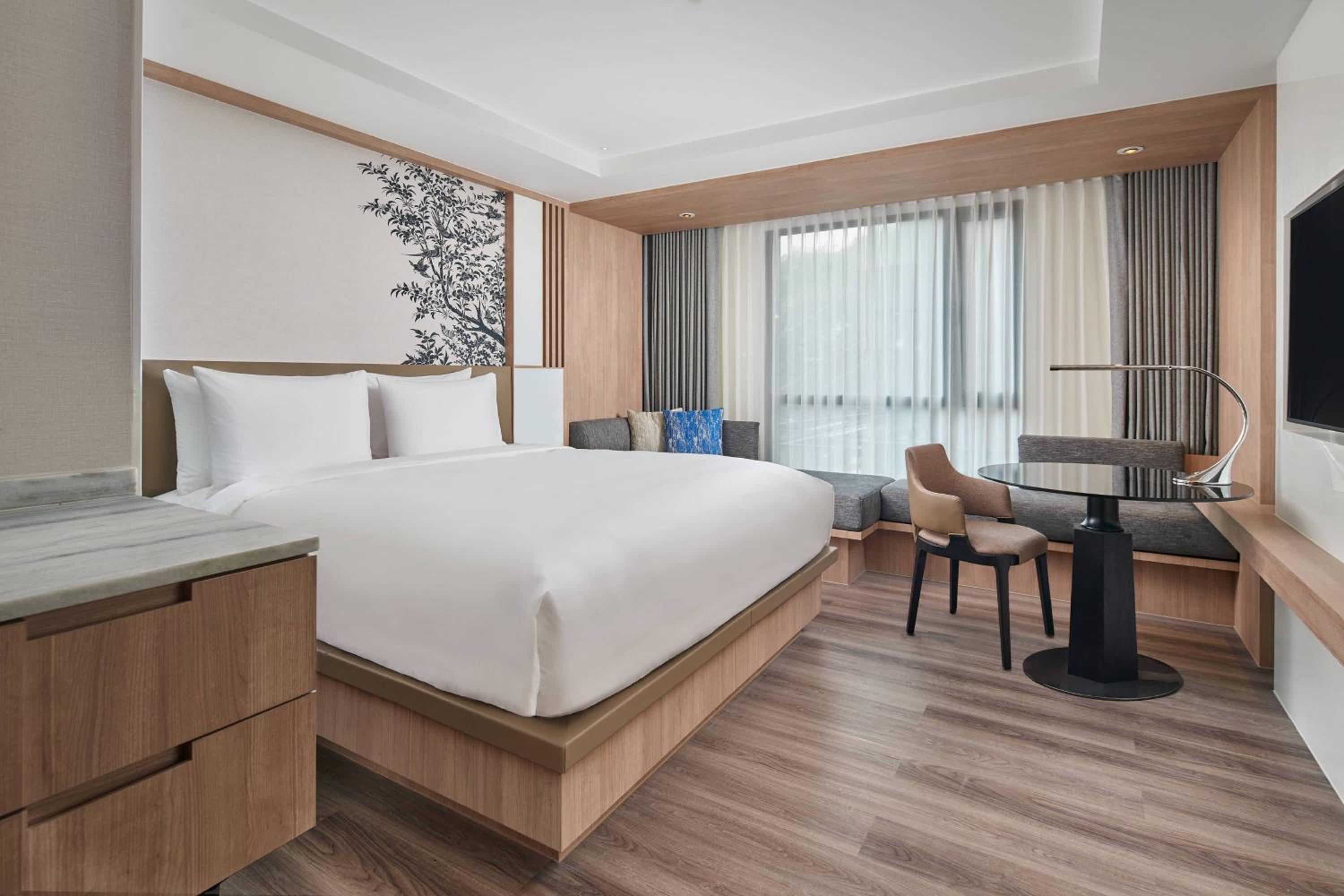 Premier King Room with Sofa Bed and City View