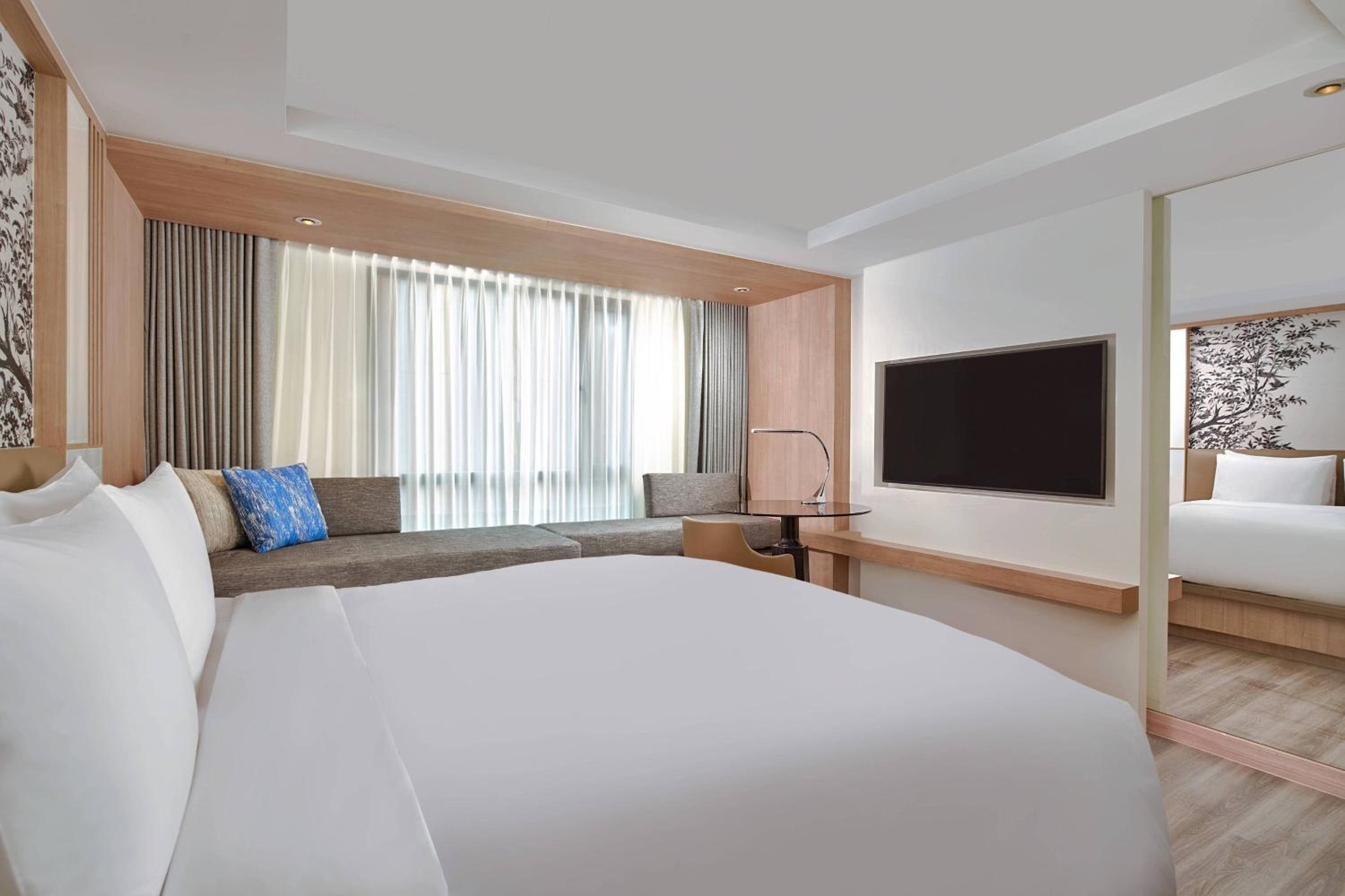 Premier King Room with Sofa Bed and City View