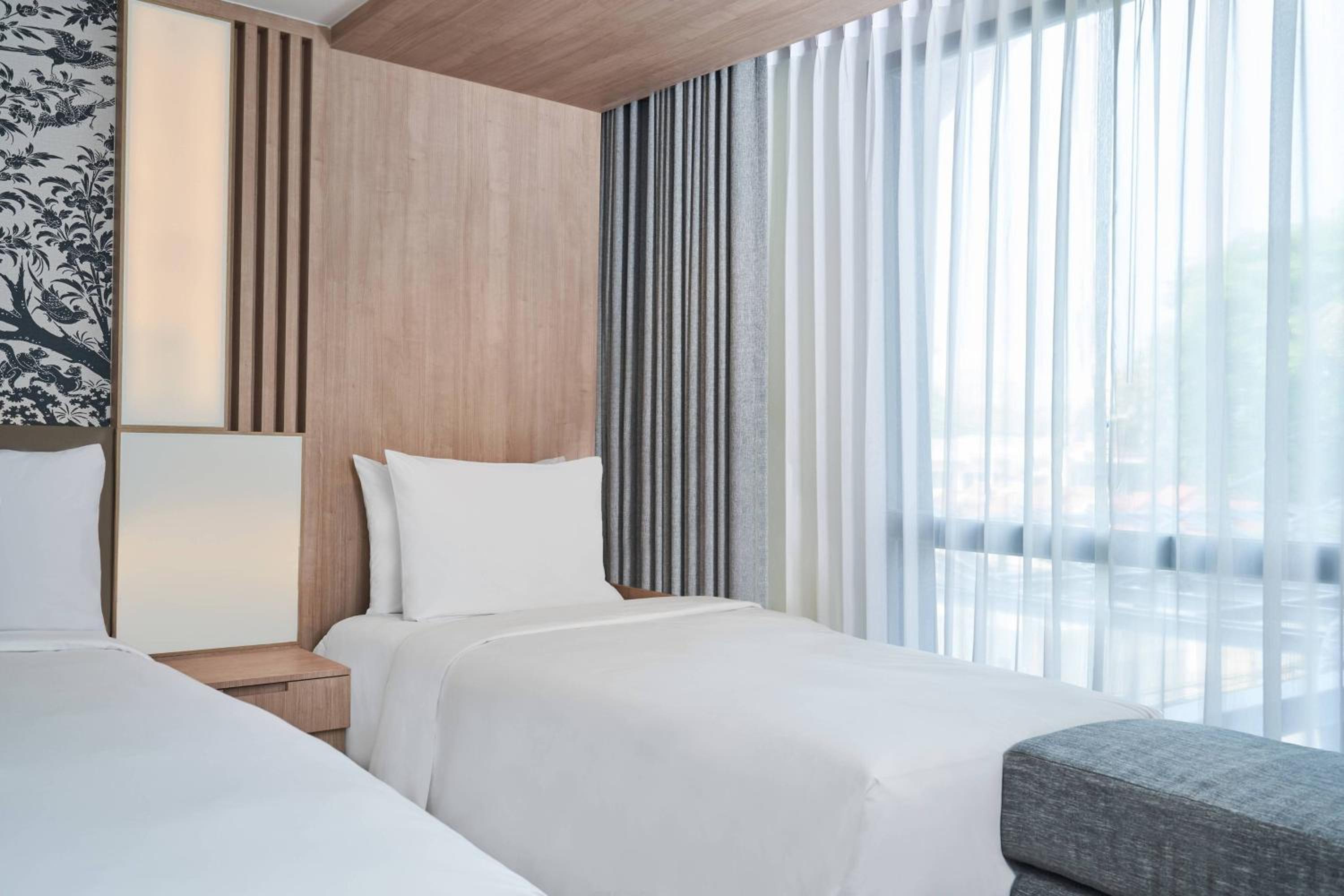 Superior King Room with Sofa Bed and City View