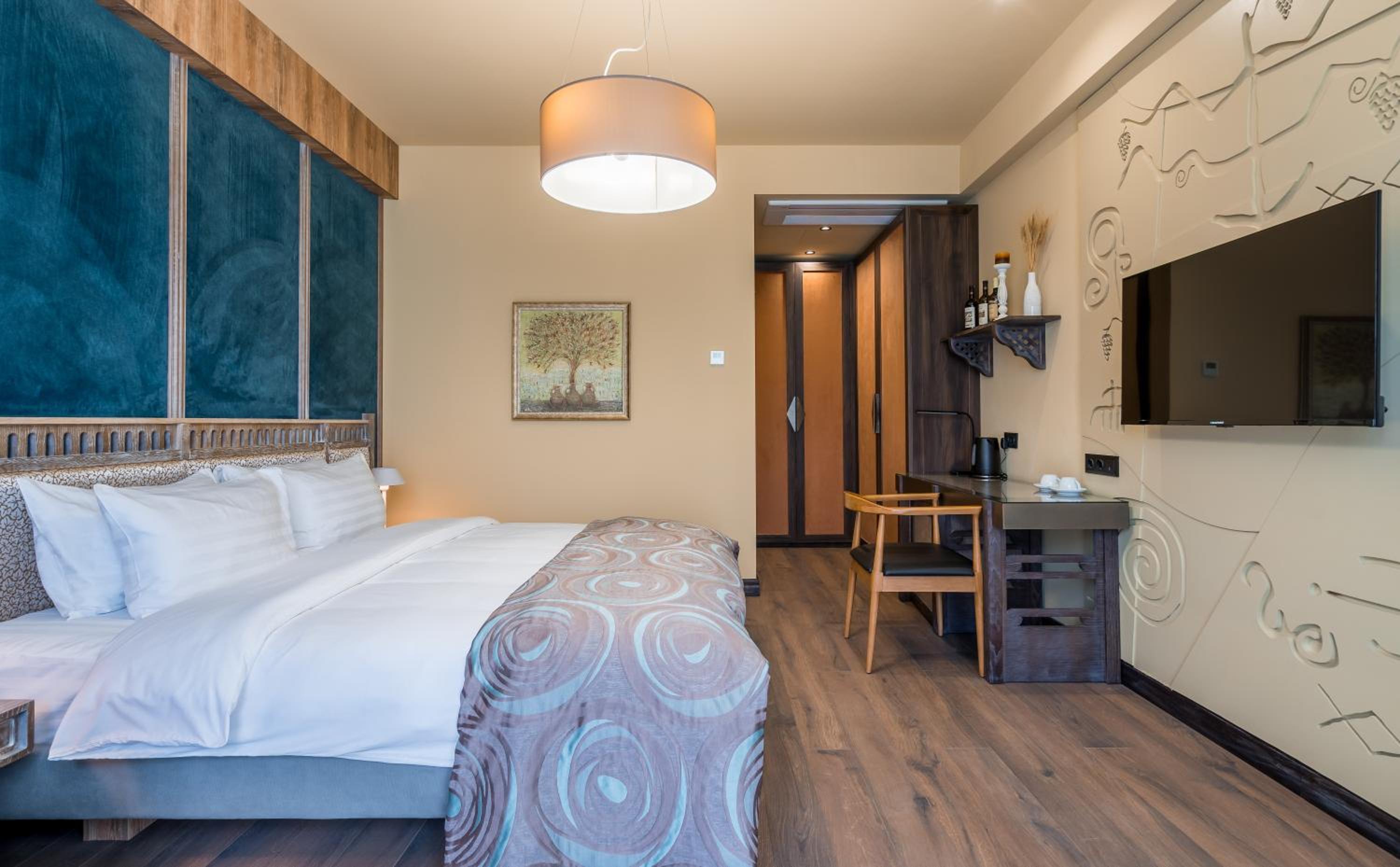 Queen Room with Garden View - Photo 2