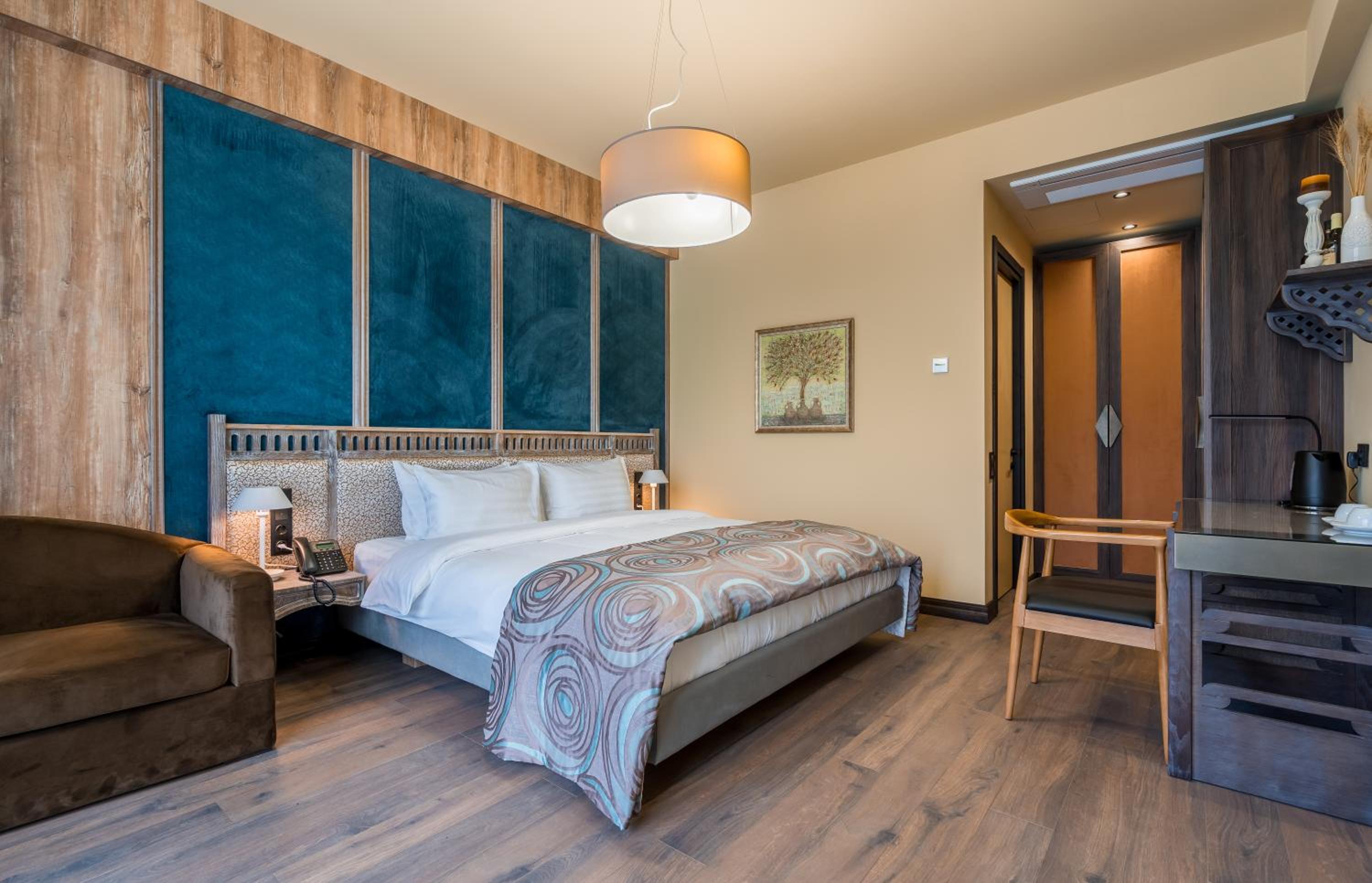 Queen Room with Garden View - Photo 3
