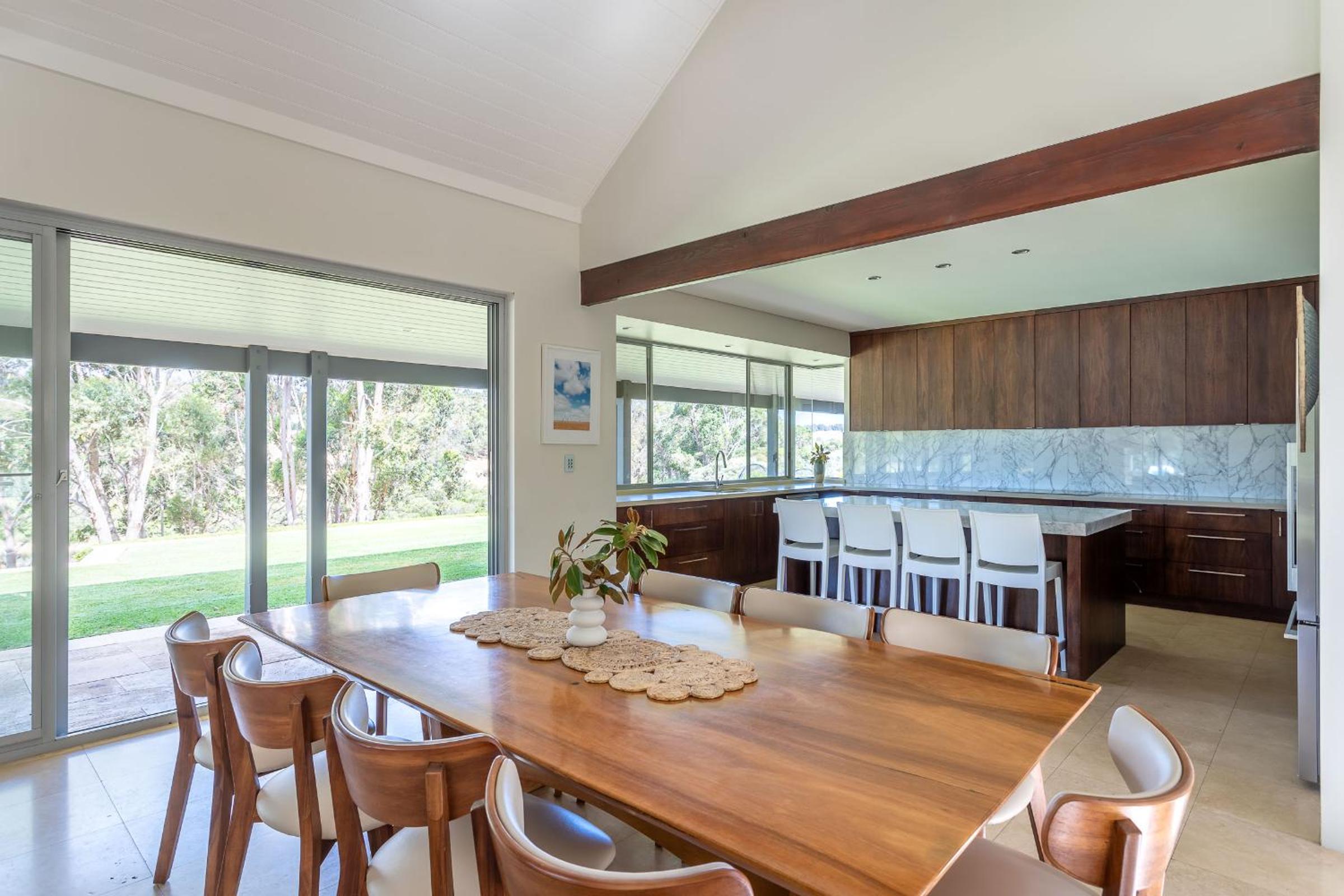 Six-Bedroom House photo 2