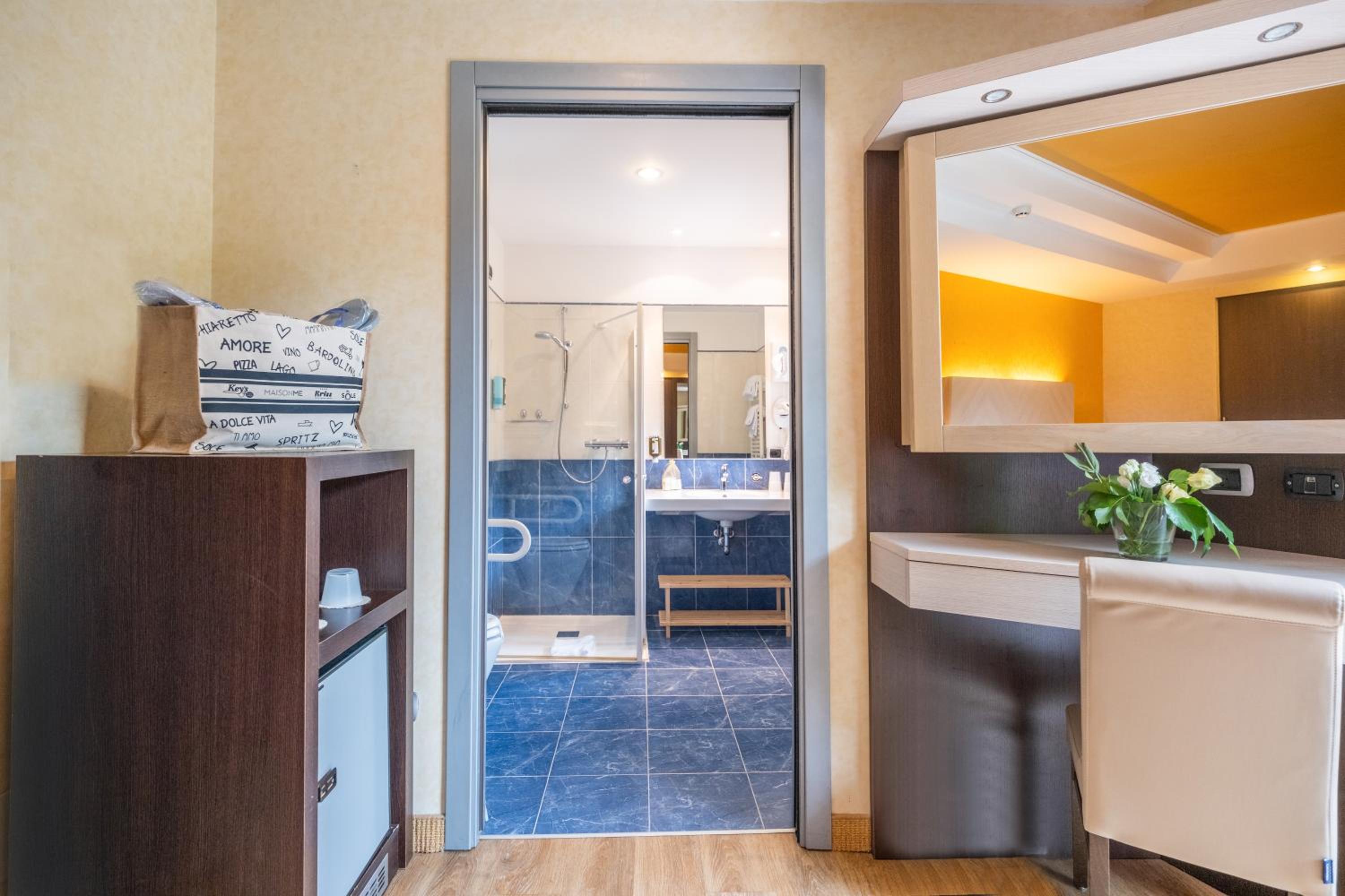 Double Room with Balcony - Disability Access photo 2