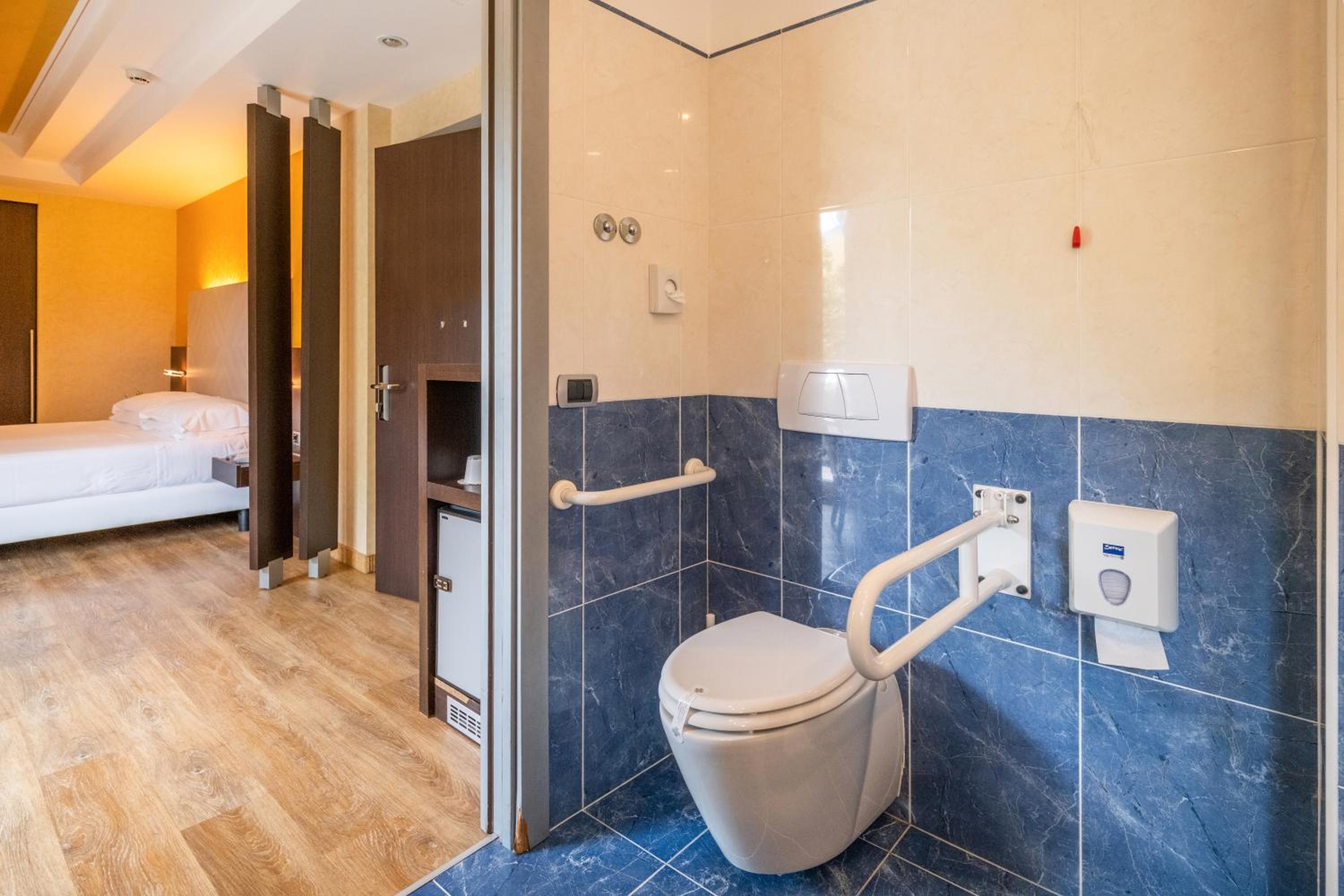 Double Room with Balcony - Disability Access photo 3