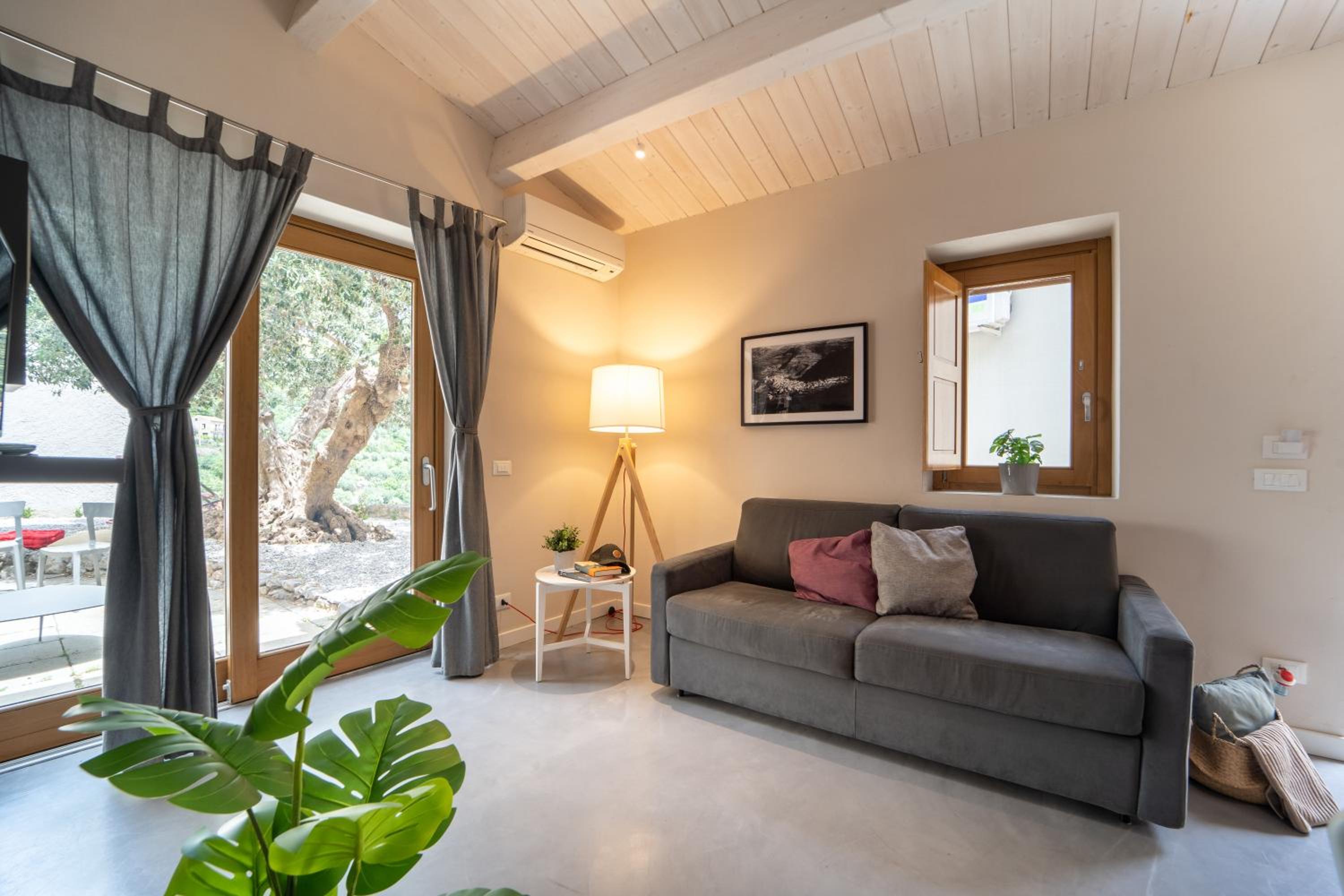 One-Bedroom House with Garden View