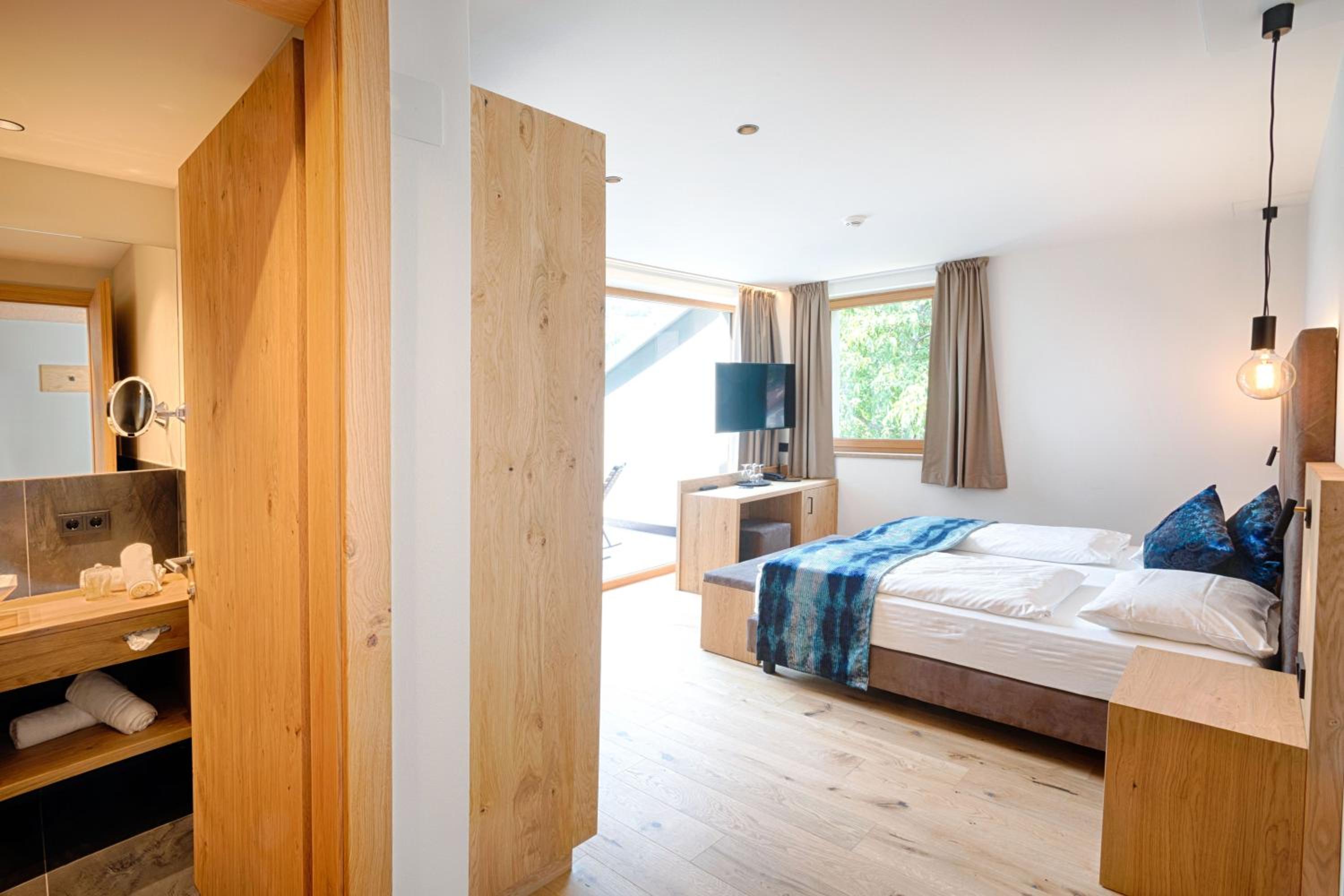 Double Room with Balcony - Photo 3