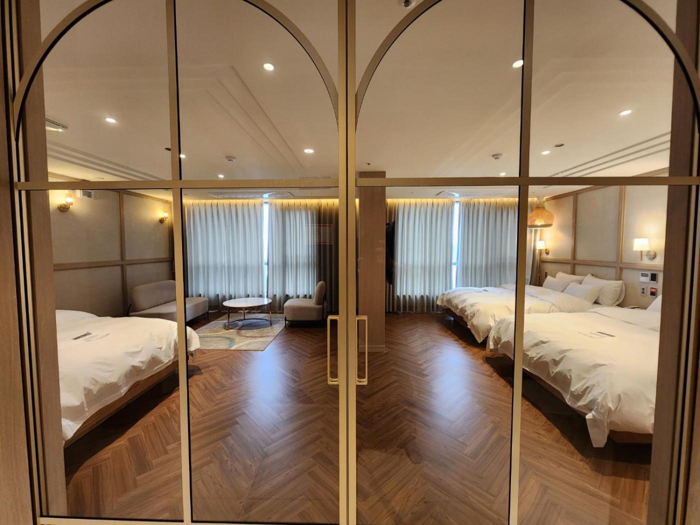 Golden Suite Twin Room with Ocean View - Photo 1