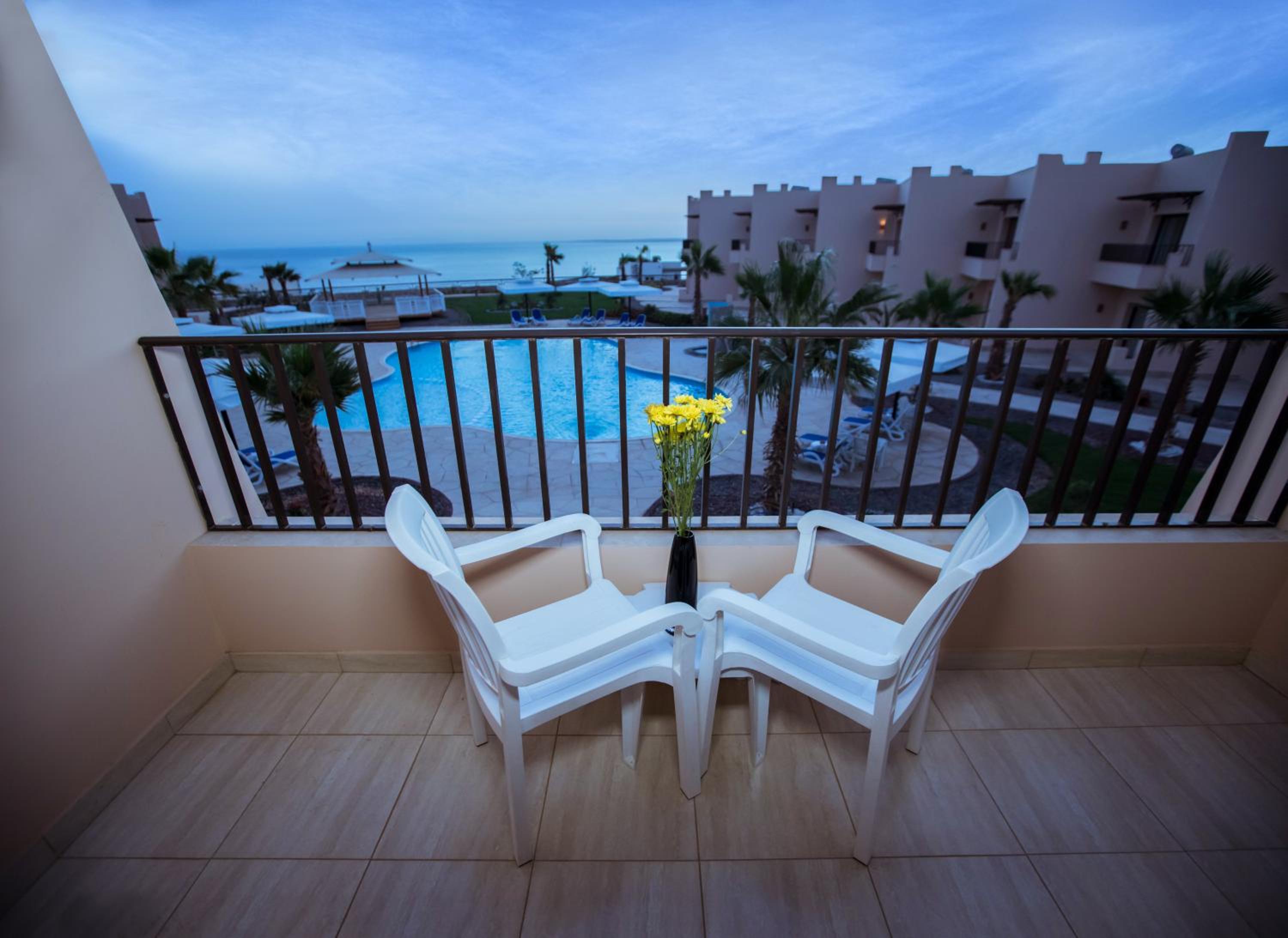 Deluxe Suite with Sea View - Photo 3
