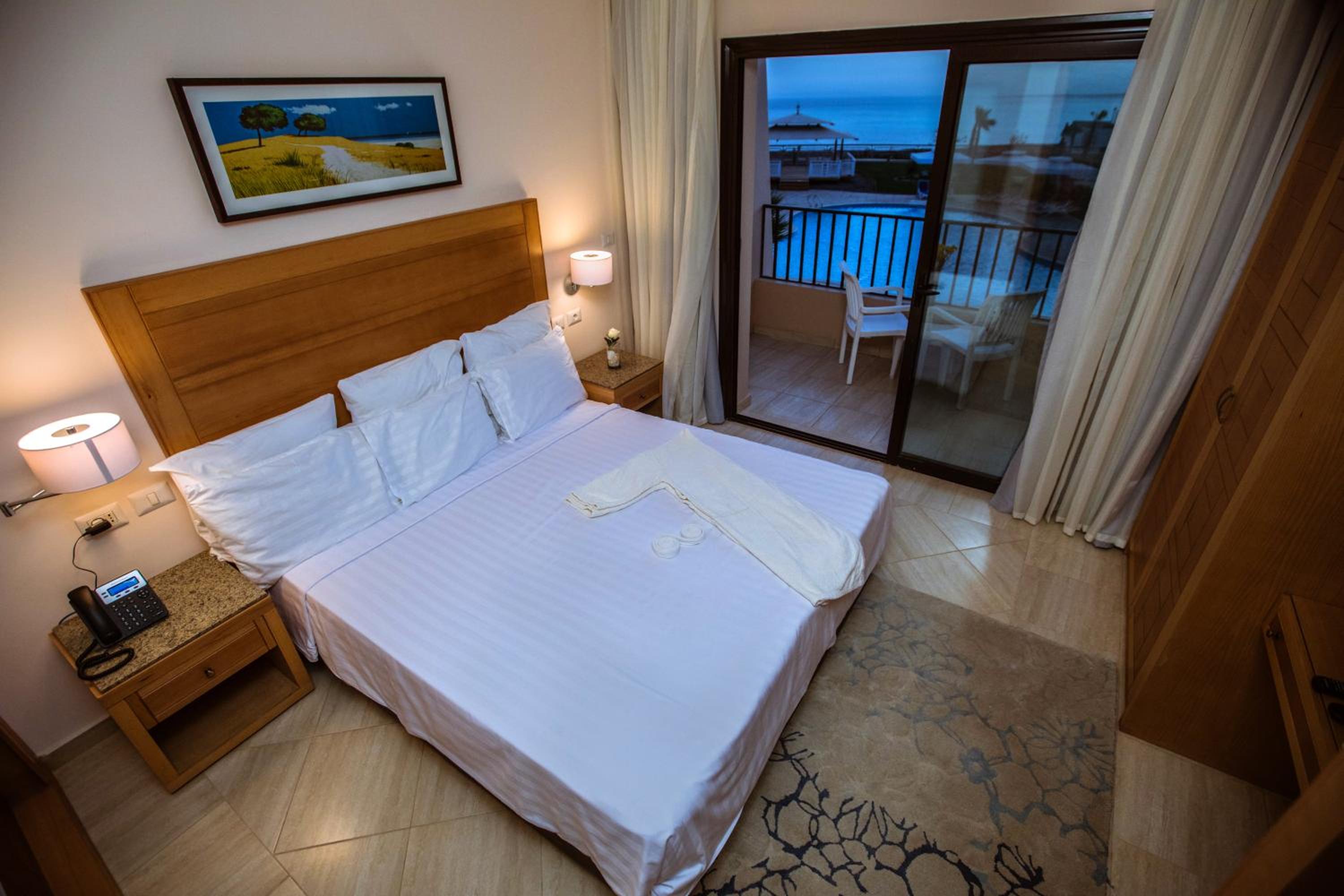 Deluxe Suite with Sea View - Photo 12