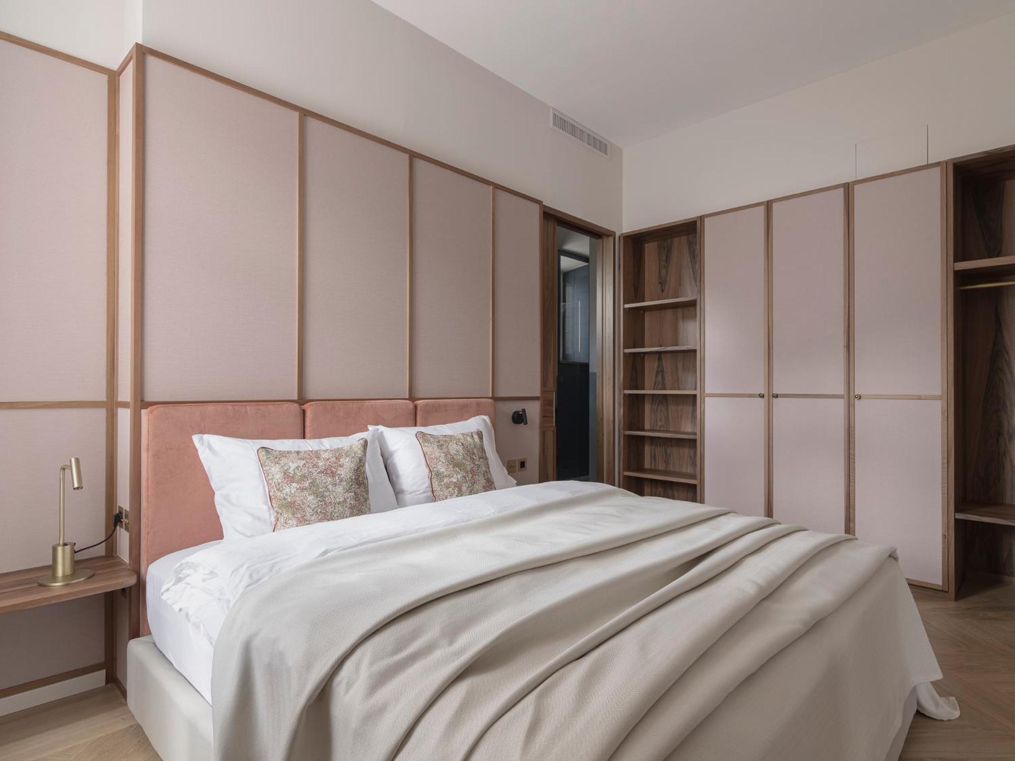 King Suite with Balcony photo 1