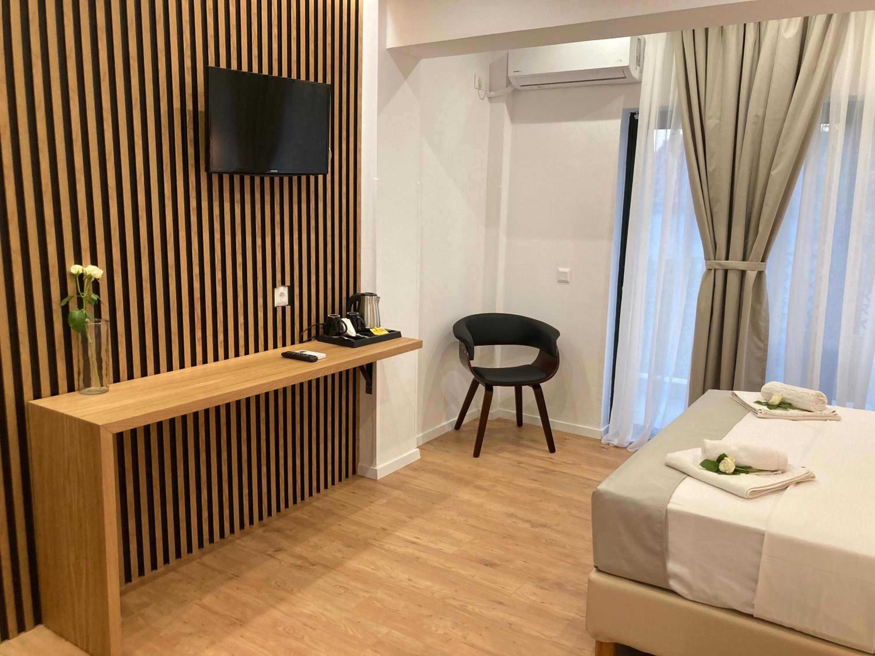 Deluxe Double Room with Side Sea View - Photo 3