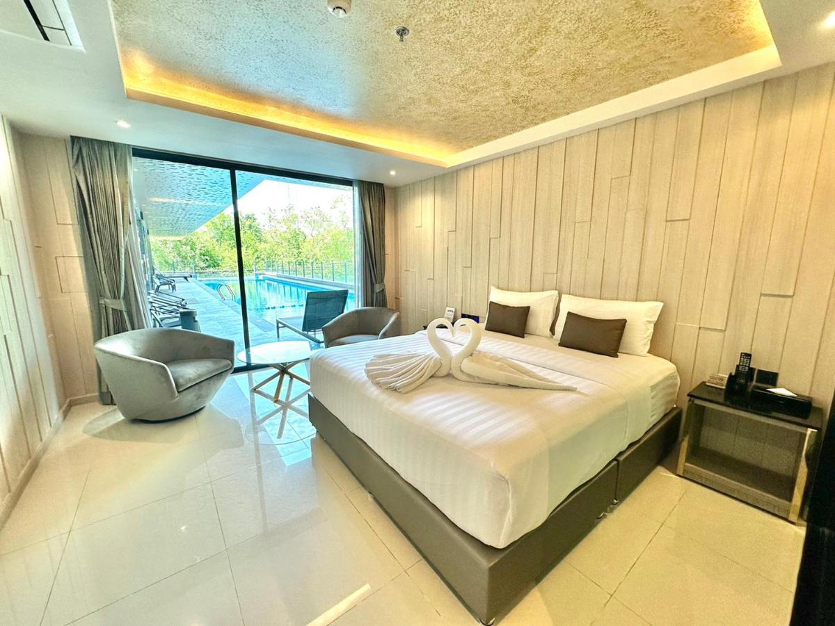 King Suite with Pool View photo 1
