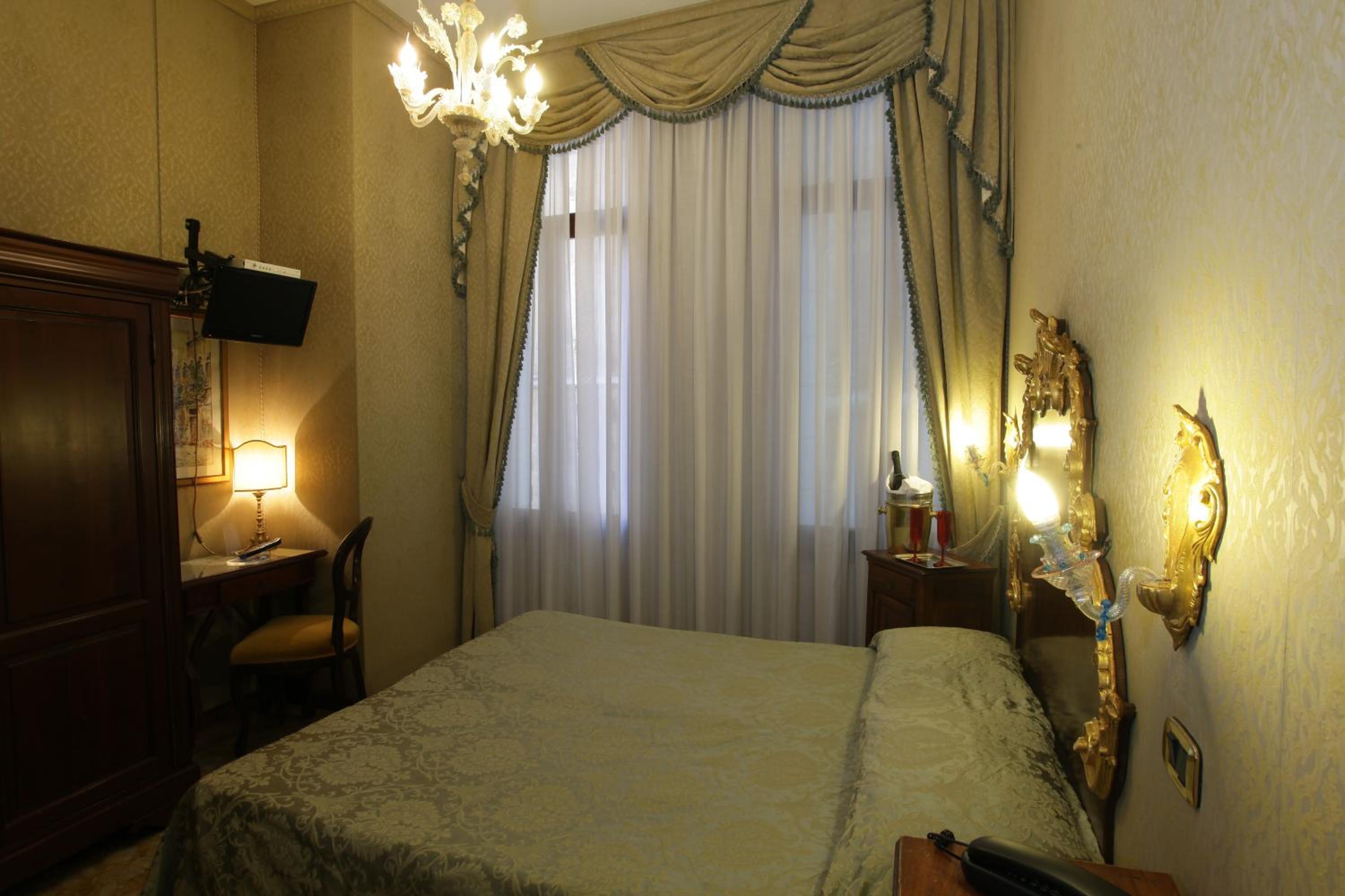 Classic Double or Twin Room photo 2