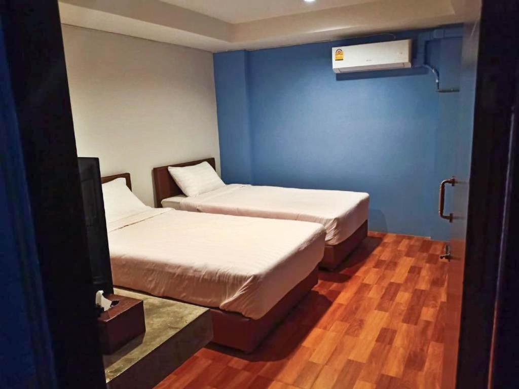 Standard Twin Room - Photo 9