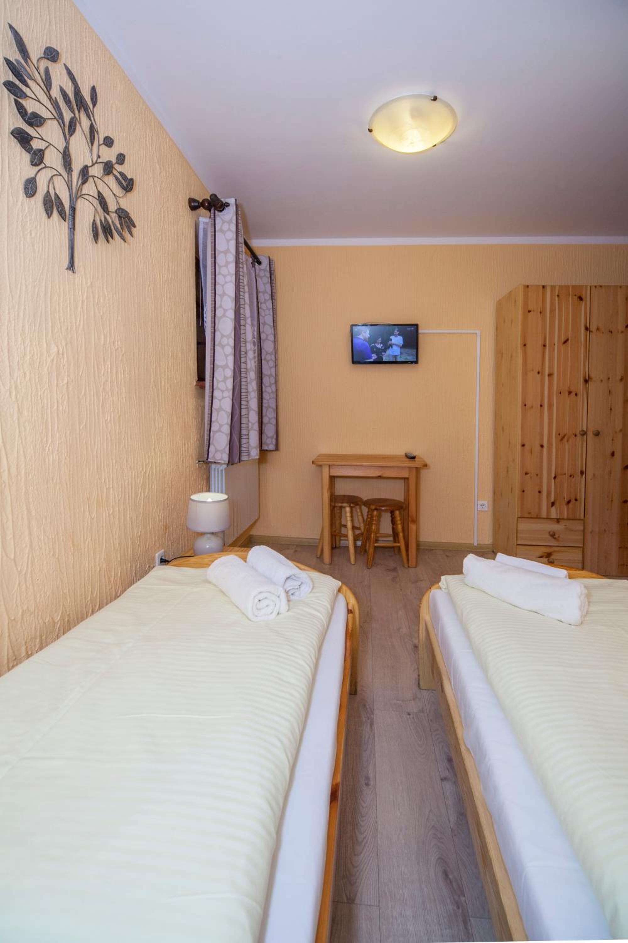 Double Room with Private Bathroom - Photo 4