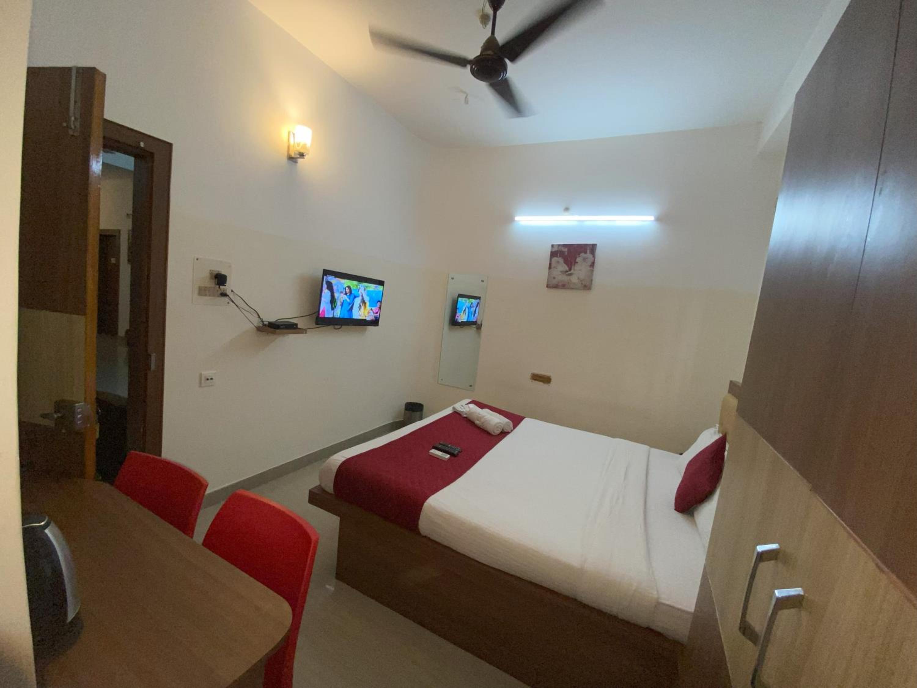 Economy Double Room - Photo 11