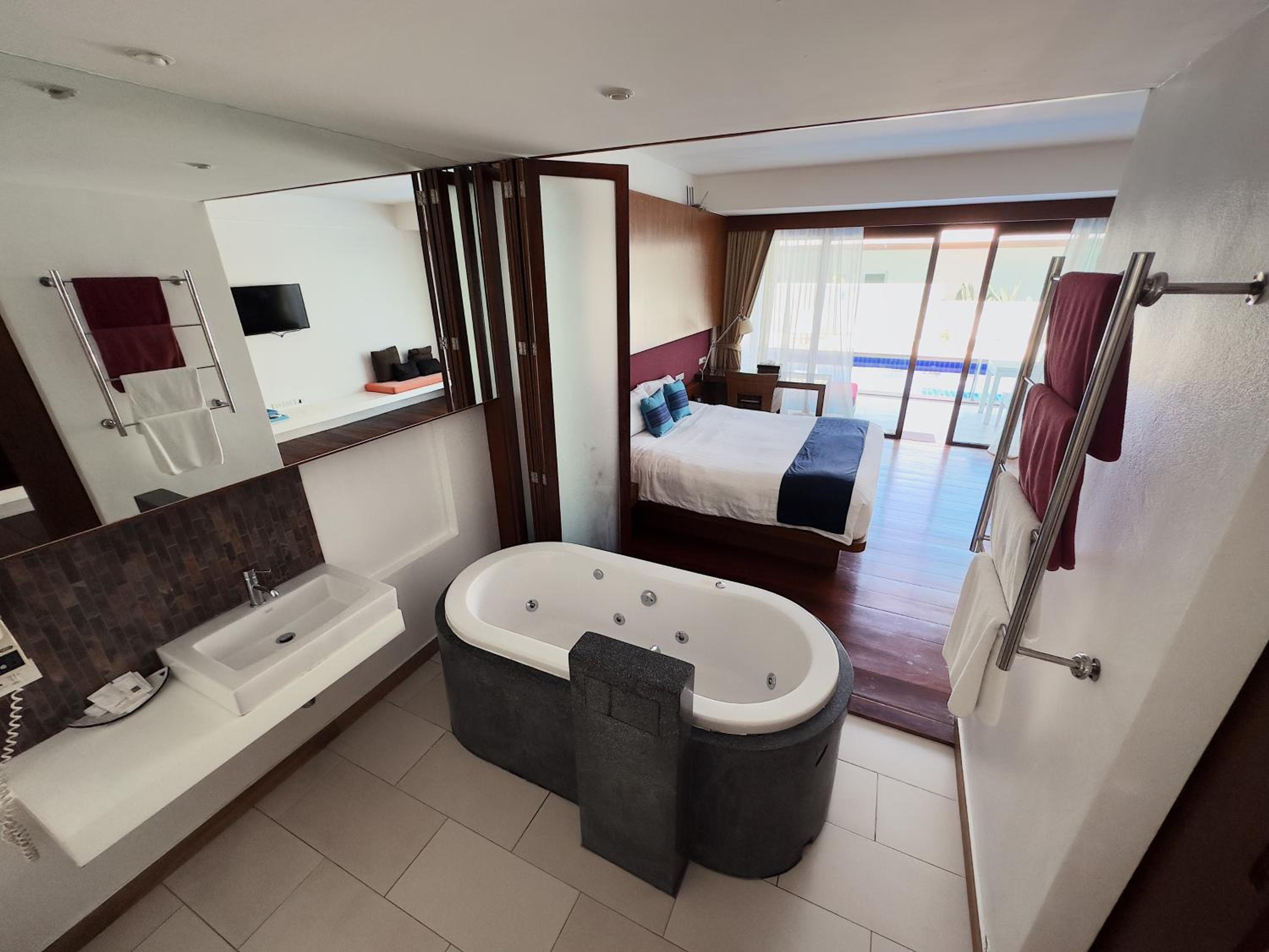 Deluxe Double Room with Pool Access photo 2