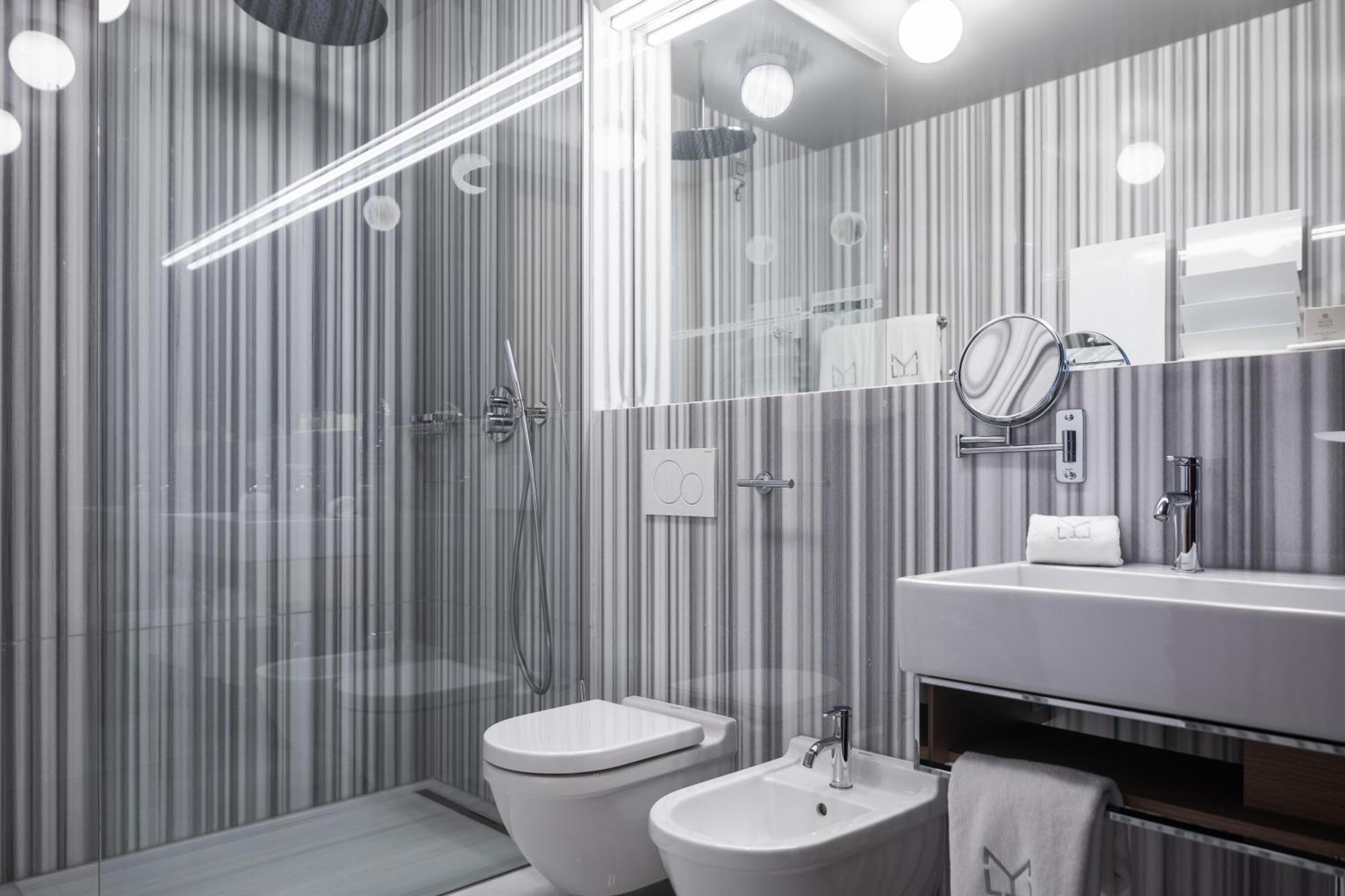 Premium Double Room – Atrium View - Photo 3