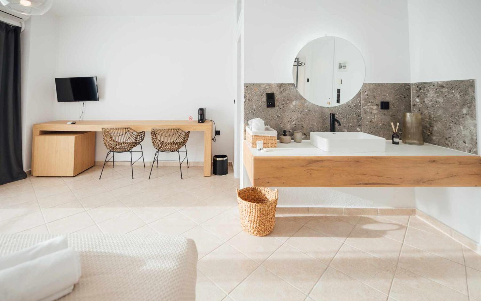 Deluxe Double Room with Balcony photo 2