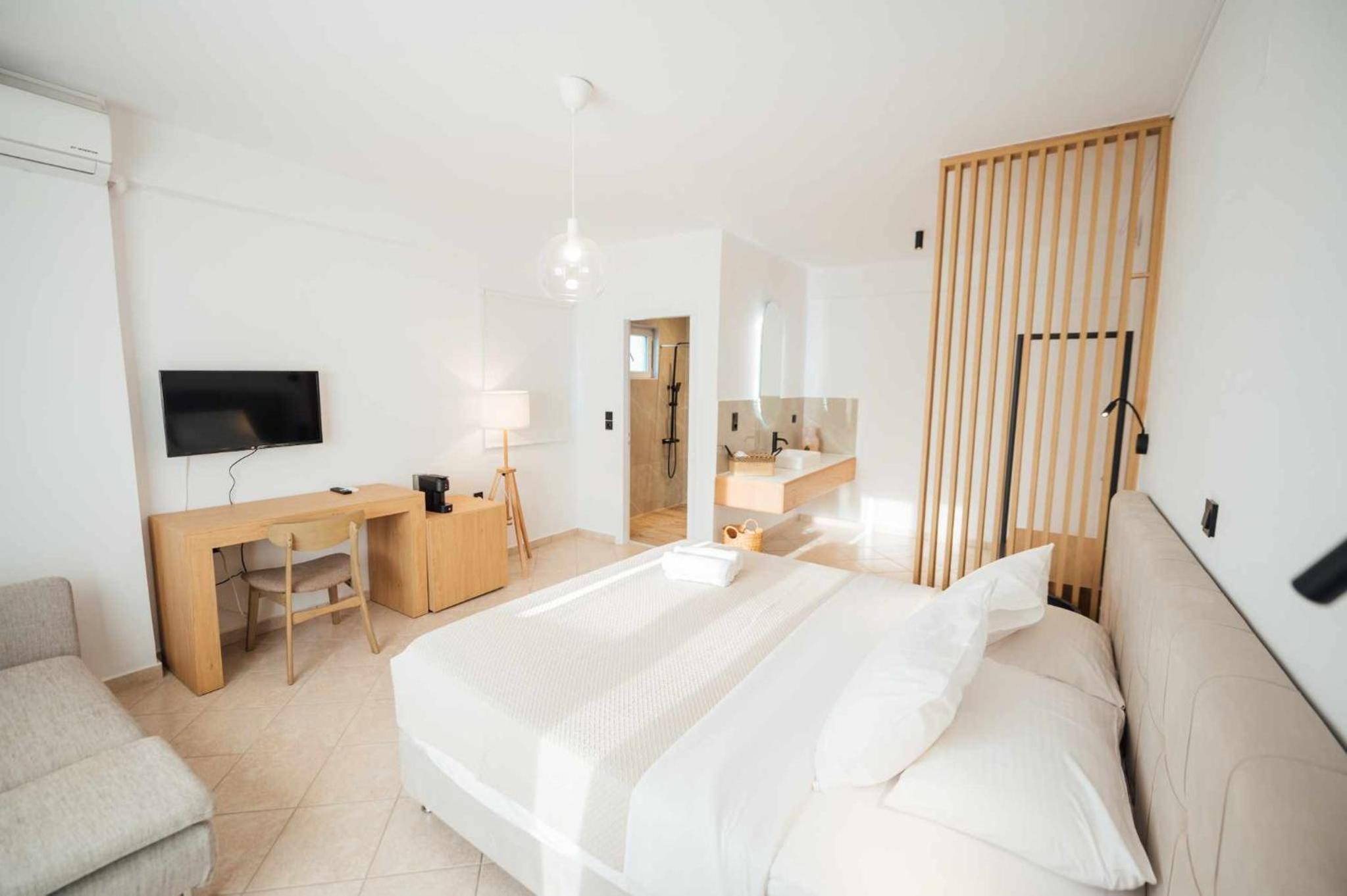 Deluxe Double Room (2 Adults + 1 Child)