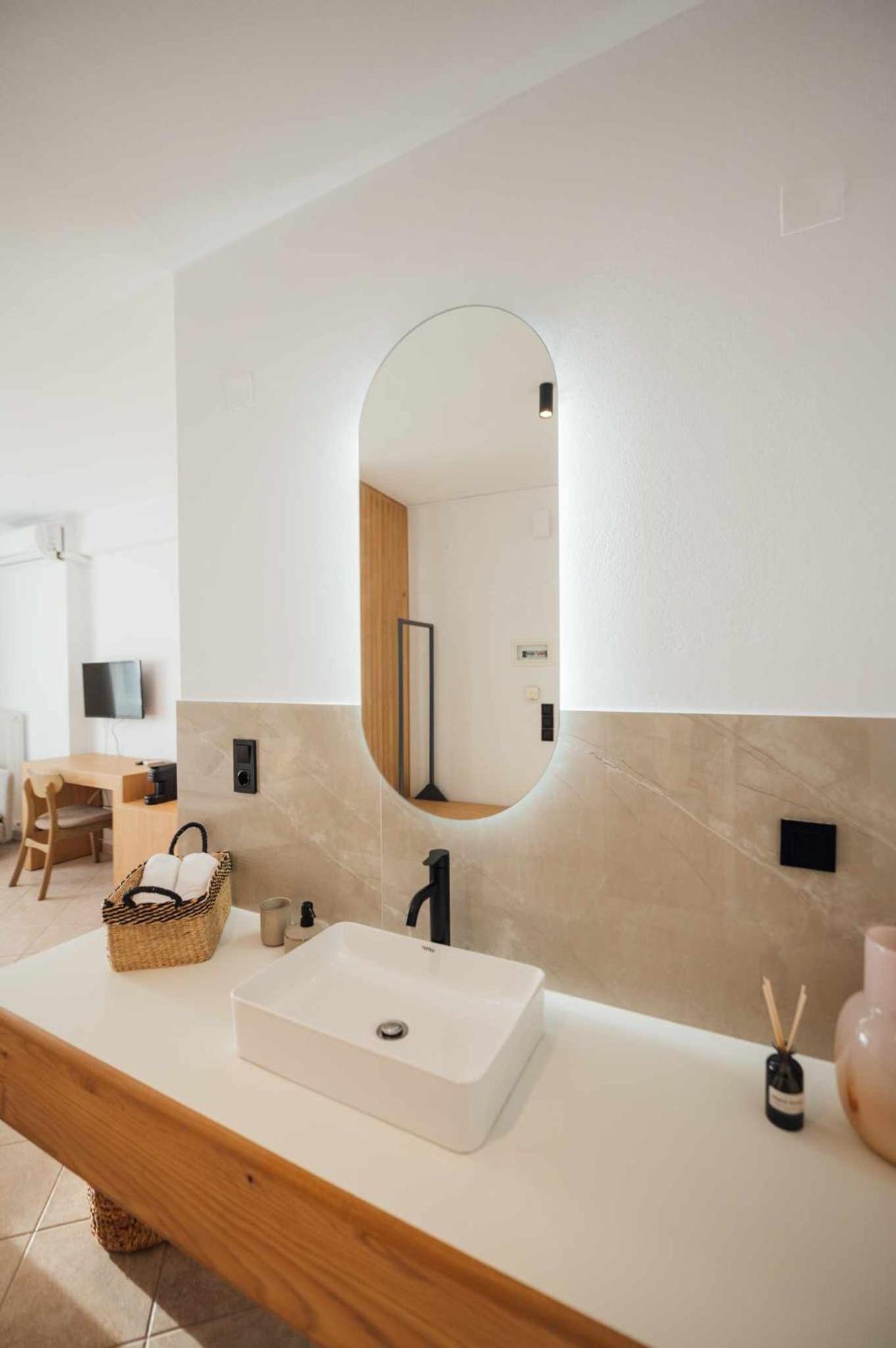 Deluxe Double Room (2 Adults + 1 Child) photo 3