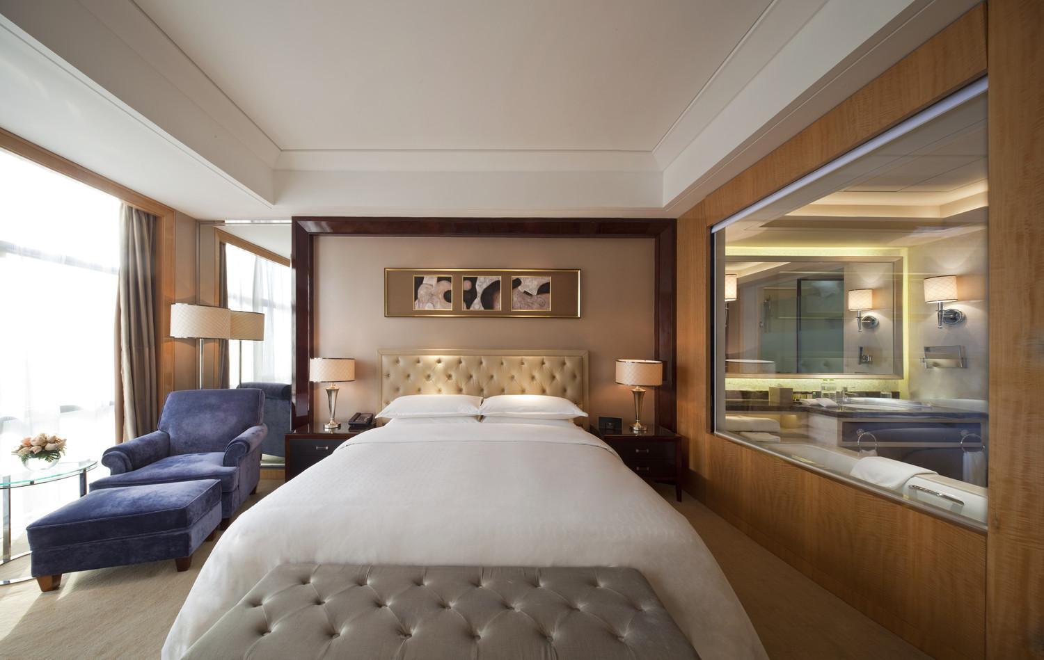 Deluxe King Room, Guest room, 1 King, City view, Low floor - Photo 1
