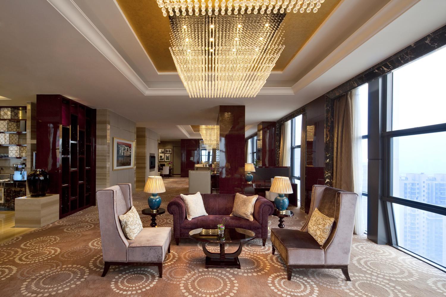 Executive King Room, Club lounge access, Guest room, 1 King, City view, High floor - Photo 1