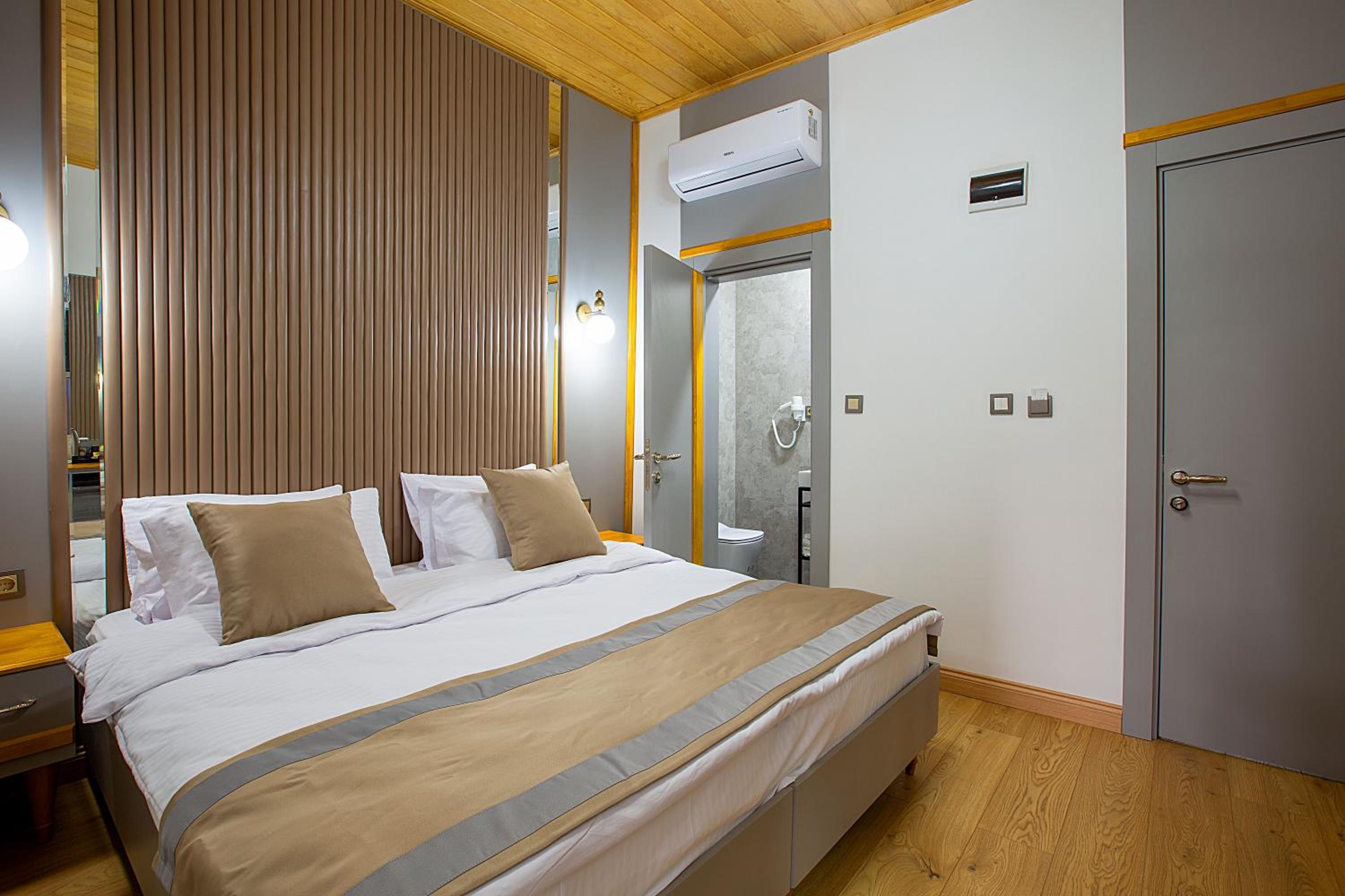 Deluxe Double Room with Balcony photo 3