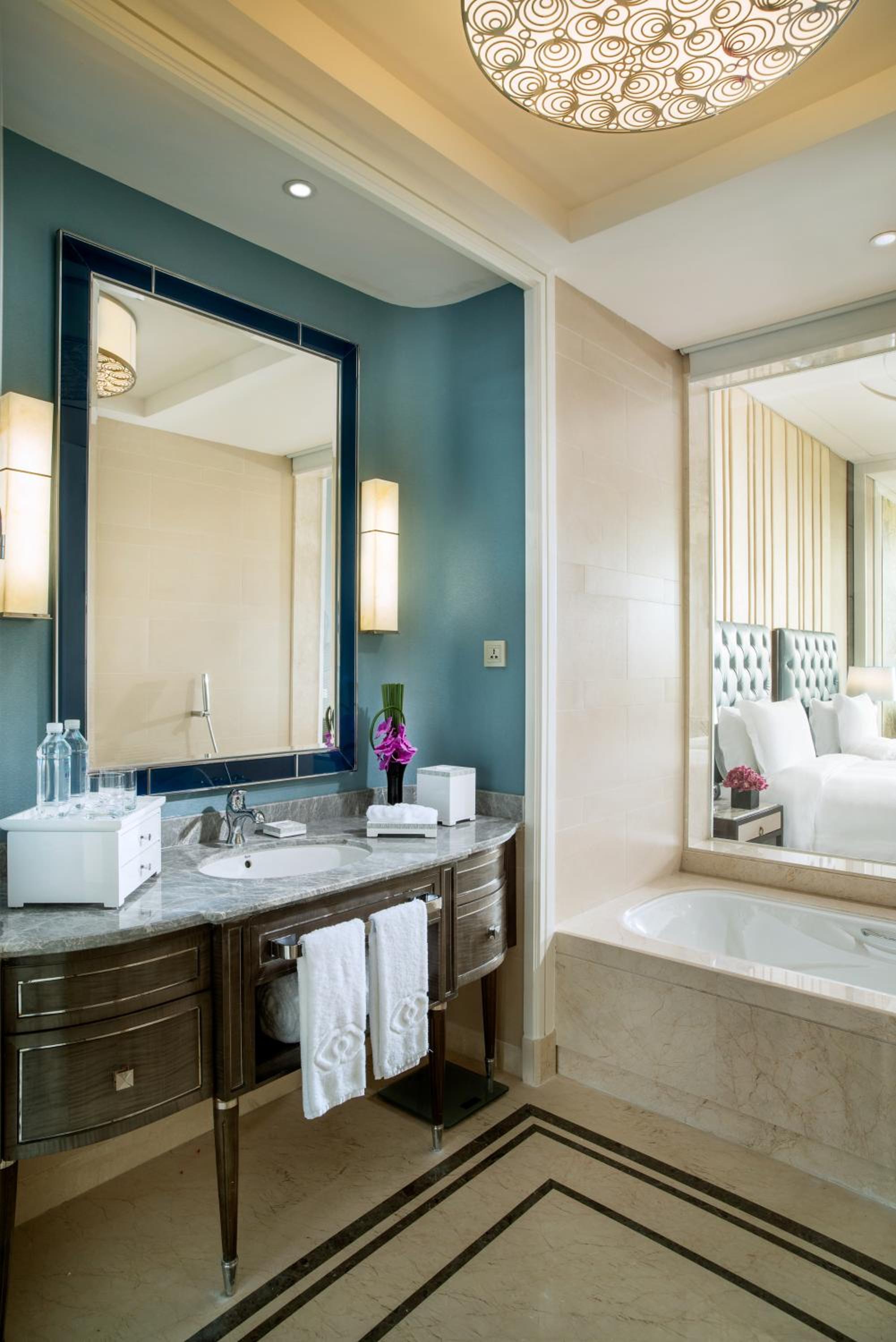 Superior Twin Room with Club Access photo 3