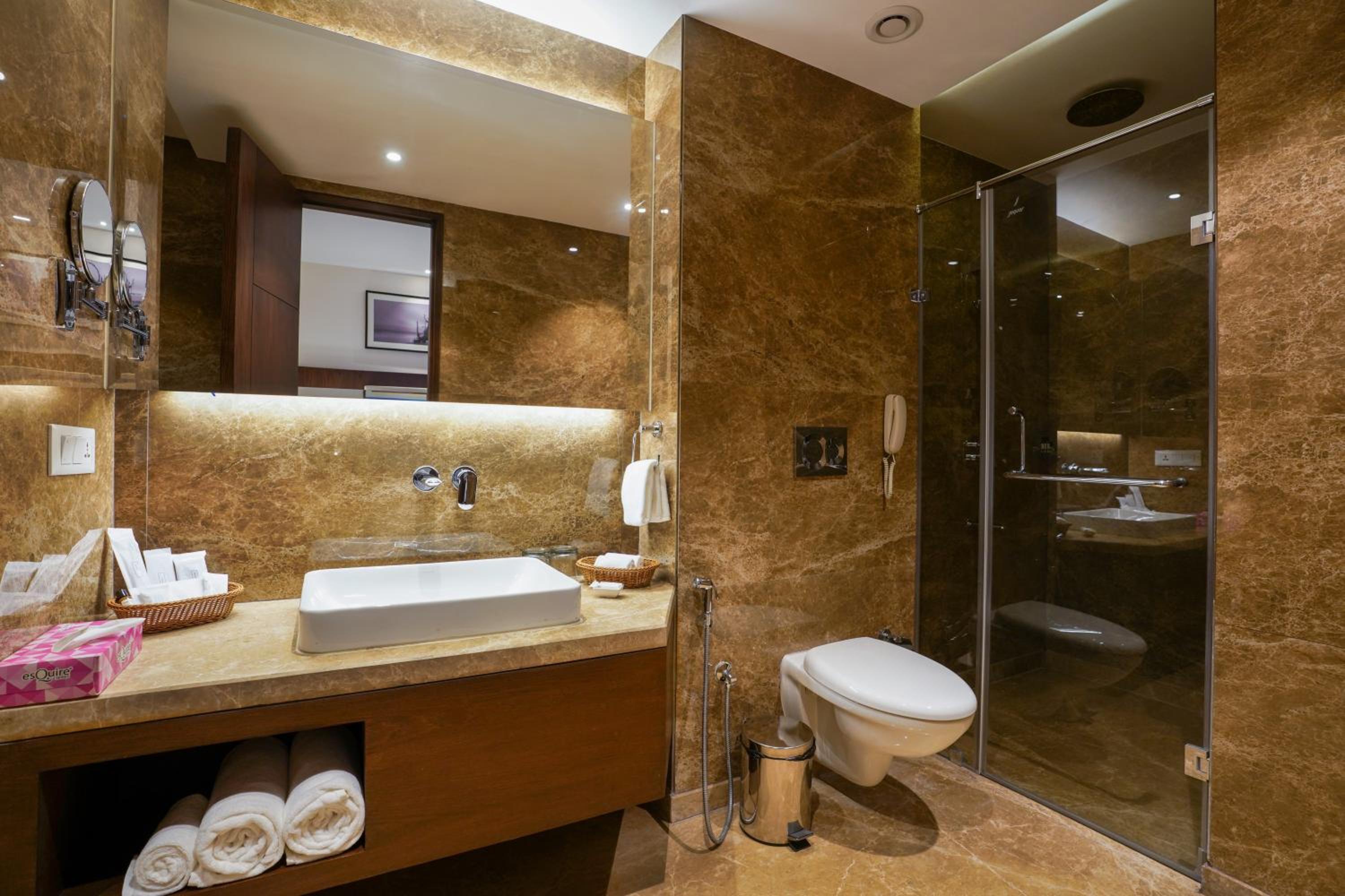 King Suite - Non-Smoking photo 2
