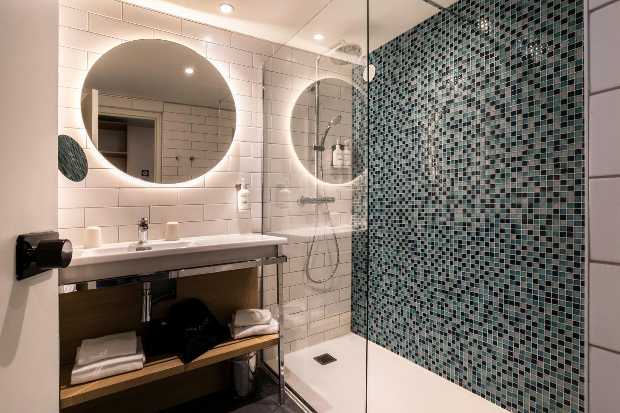 King Room with Balcony and Pool View - Photo 9
