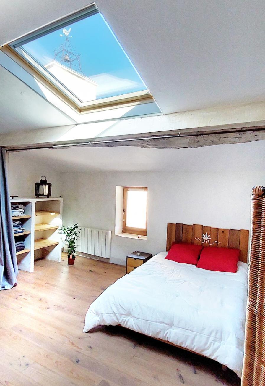 Standard King Room - Photo 9