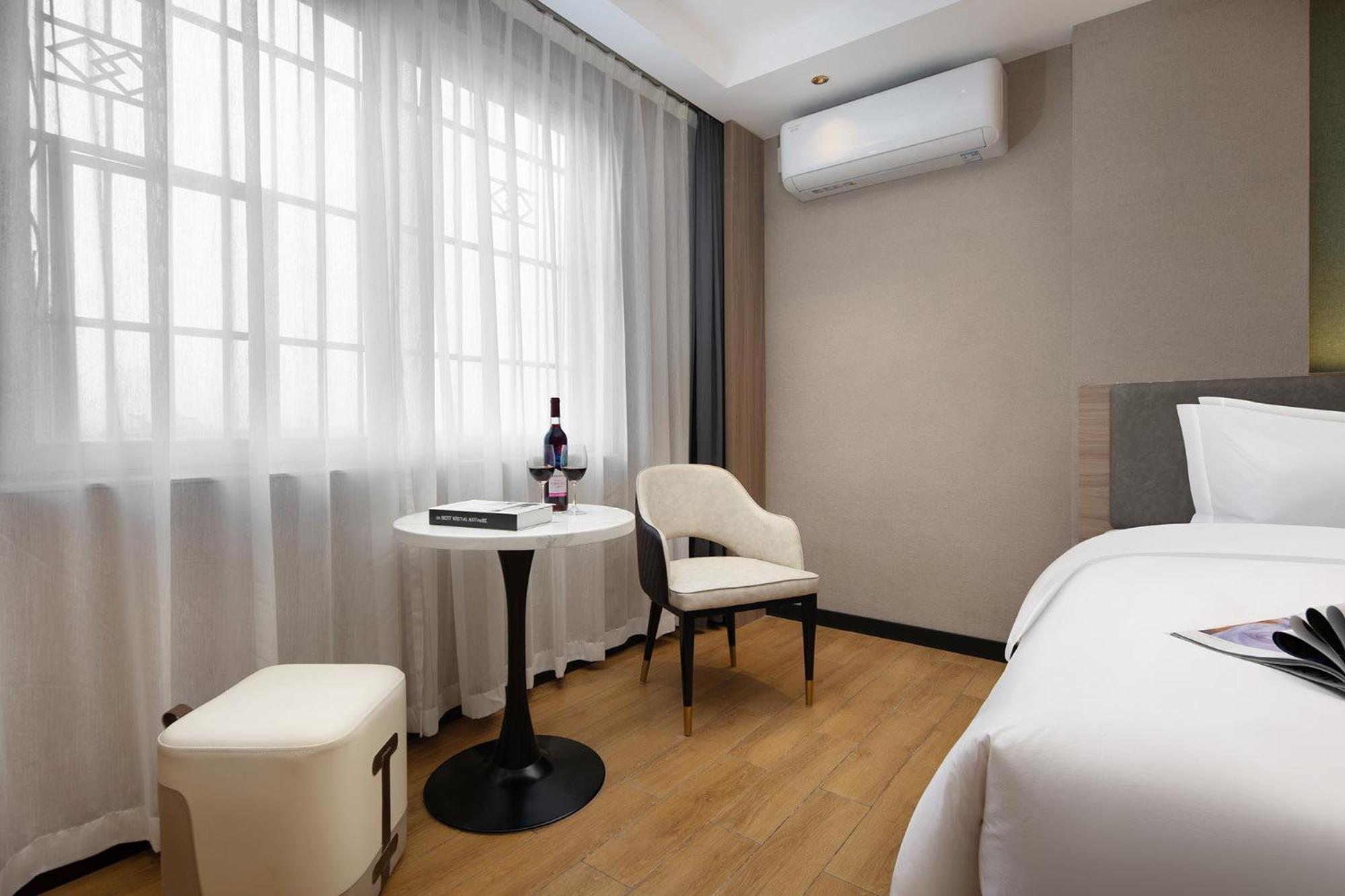 Elegant Twin Room  photo 1