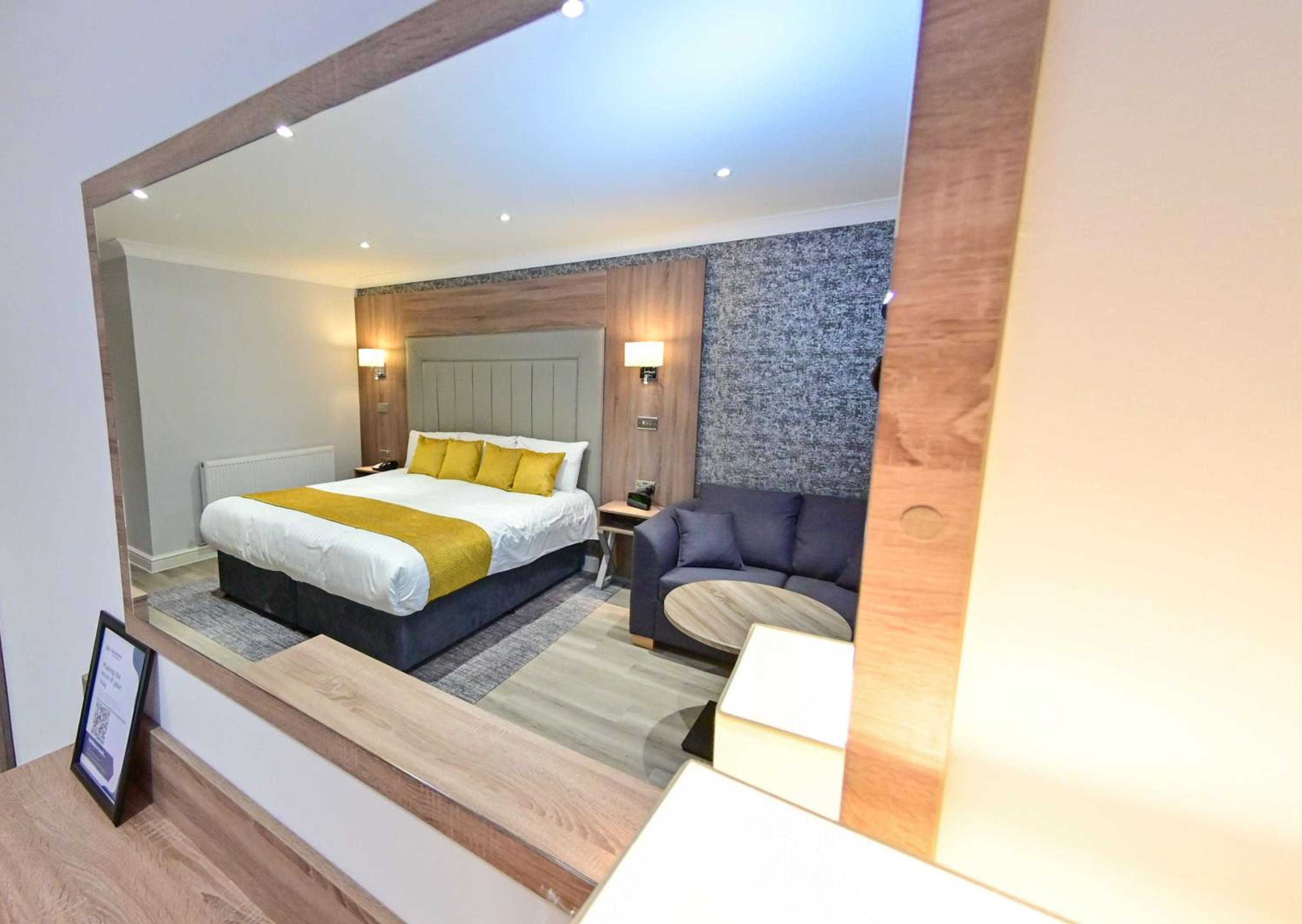 Superior King Room - Non-Smoking - Photo 6