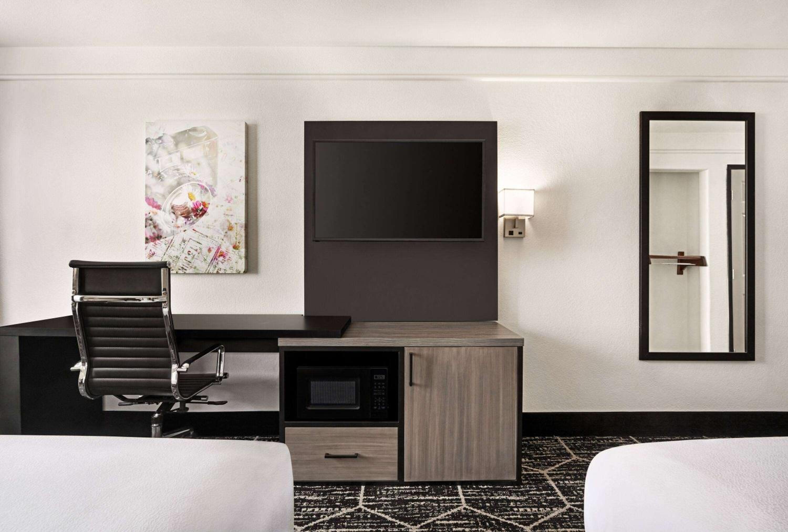 Queen Room with Two Queen Beds - Disability Access - Photo 1