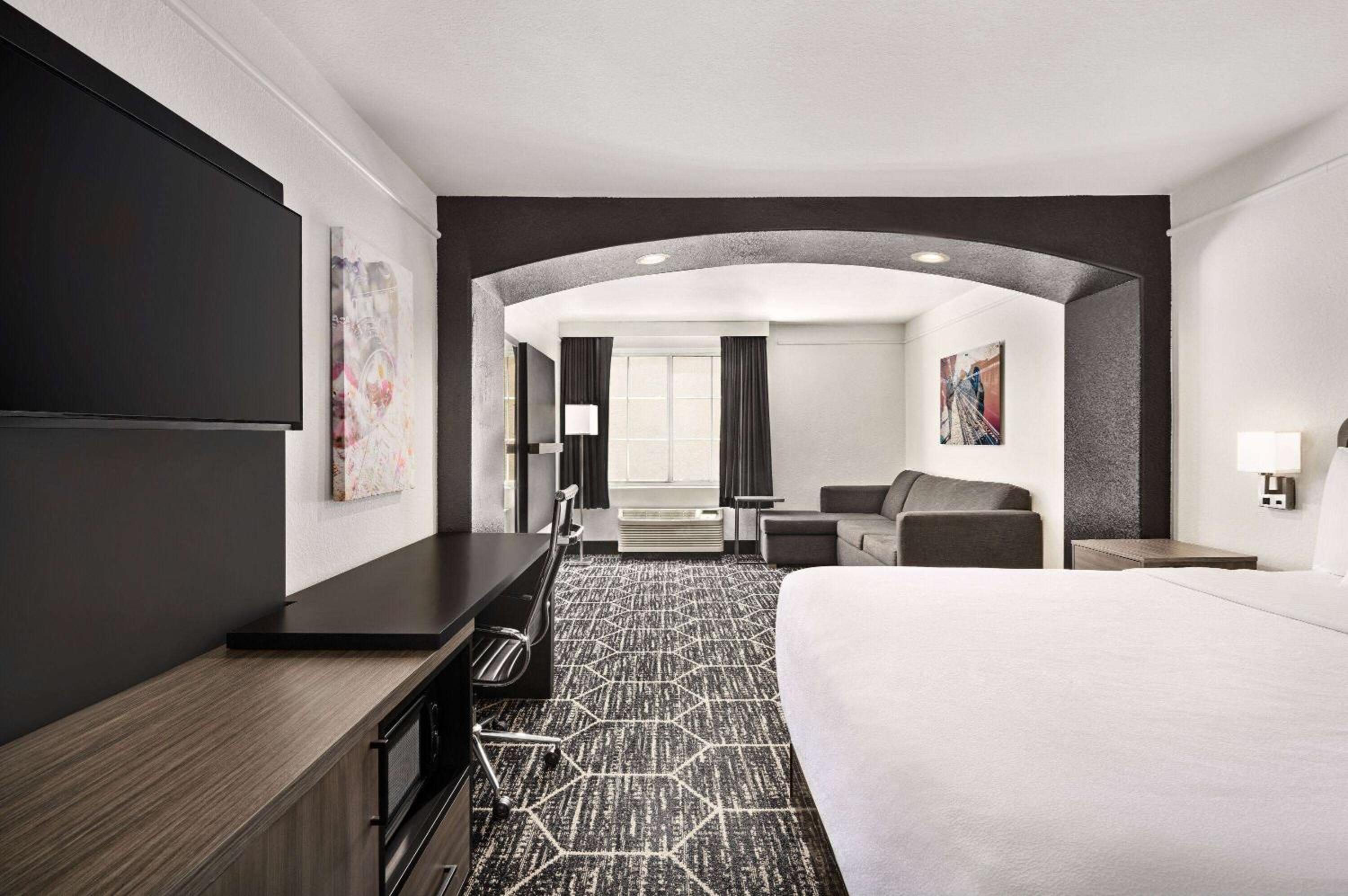 Deluxe King Room with Mobility/Hearing Impaired Access - Non-Smoking - Photo 2