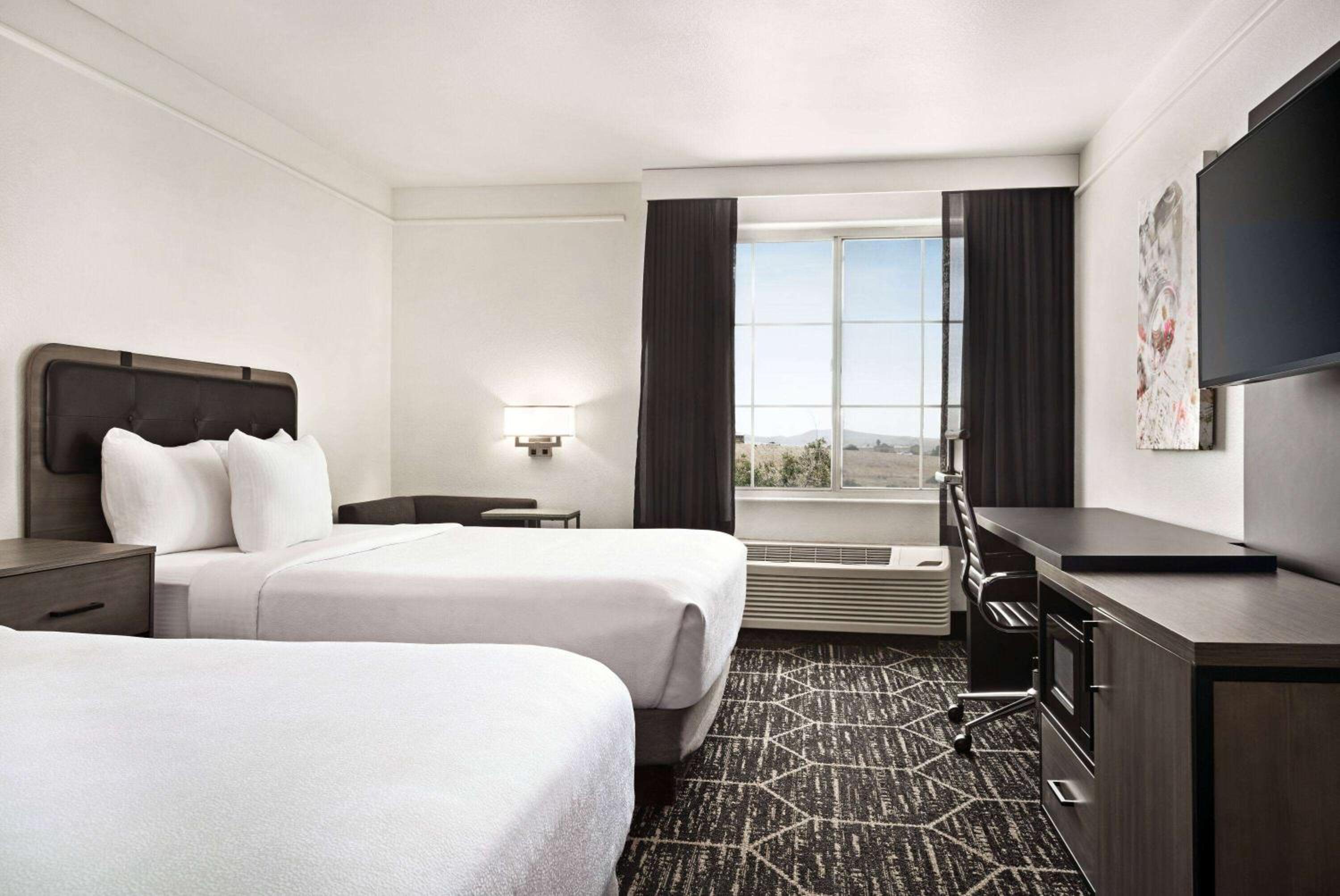 Queen Room with Two Queen Beds - Disability Access - Photo 4