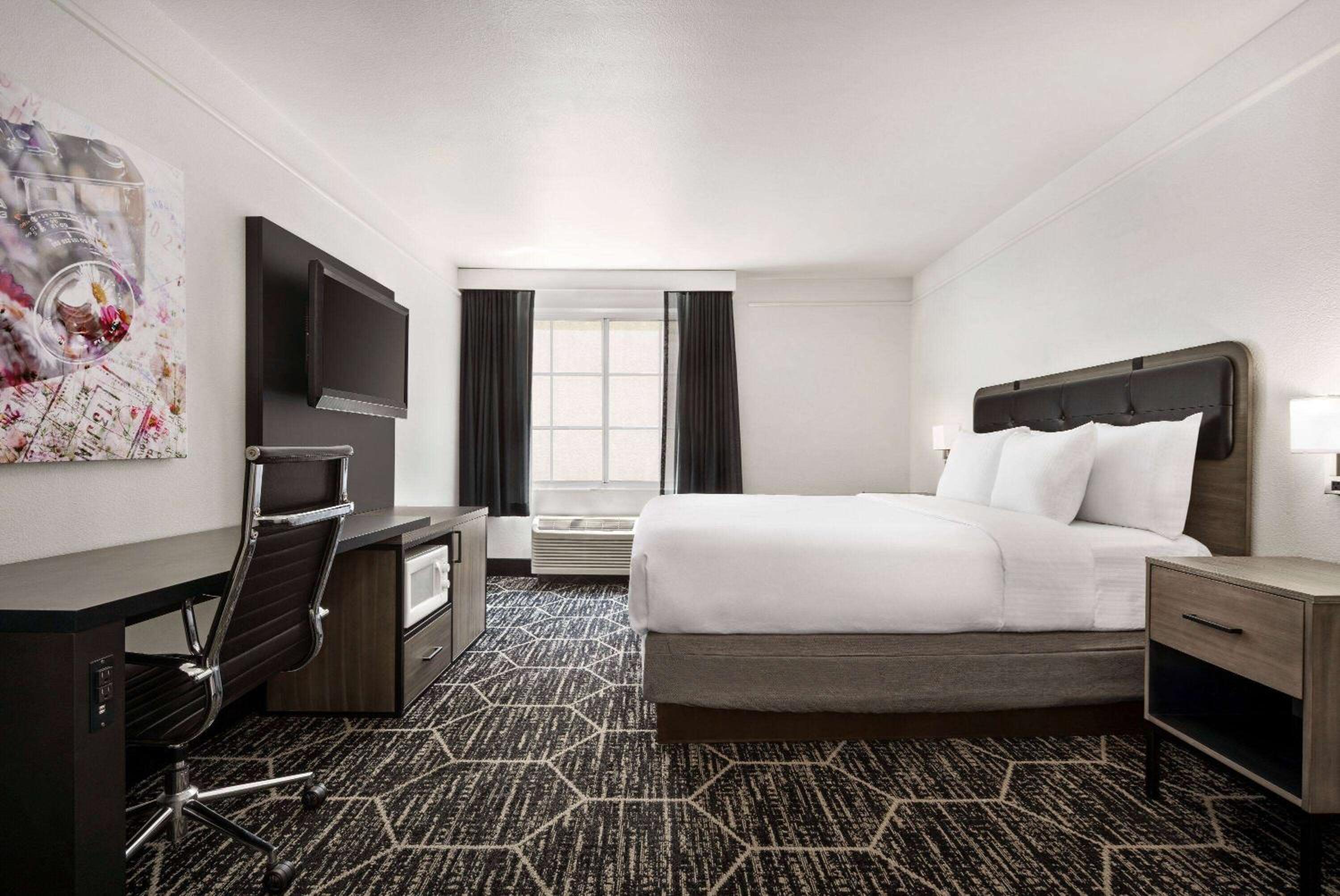 King Room - Non-Smoking - Photo 4