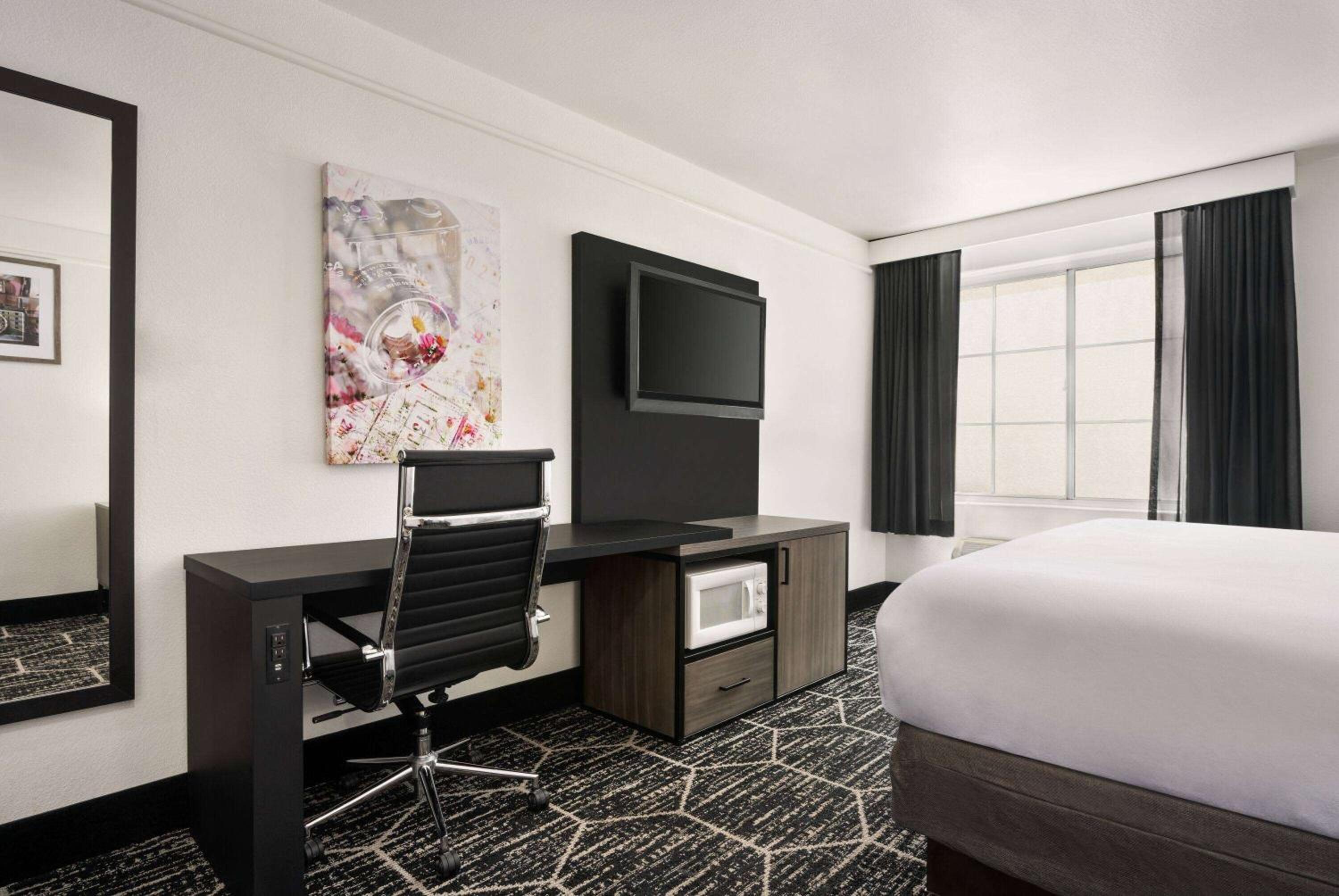 King Room - Non-Smoking - Photo 6